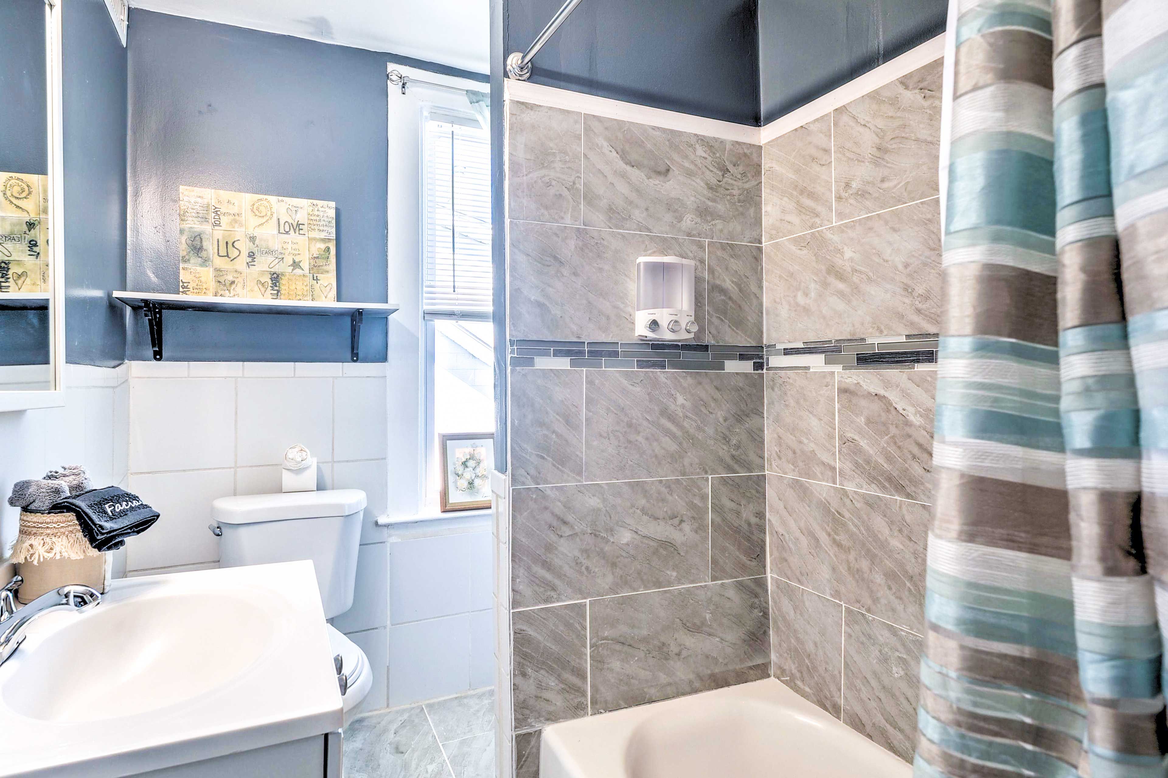 Full Bathroom | Towels & Linens Provided | 2nd Floor