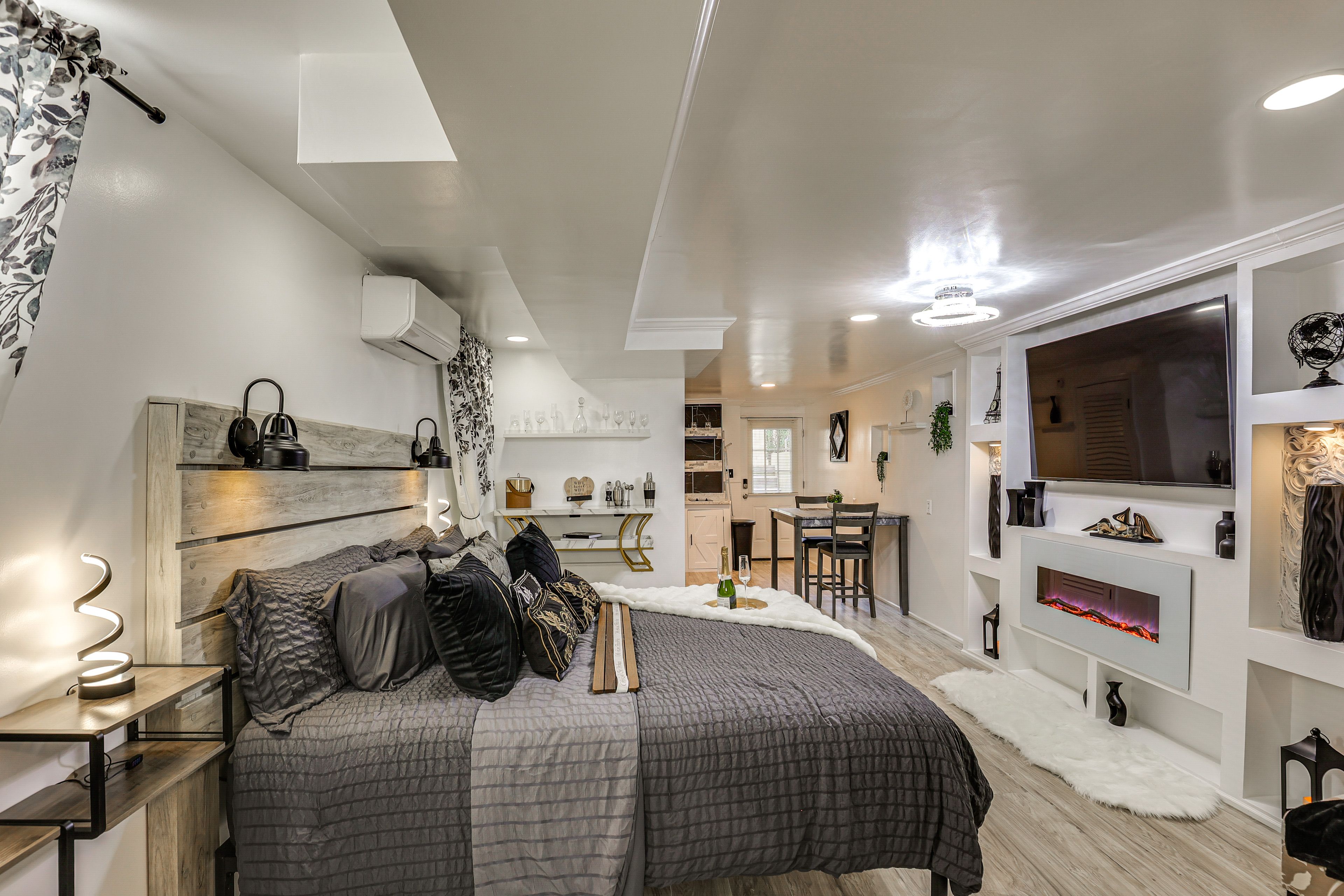 Basement Studio | Kitchenette & Dining Area