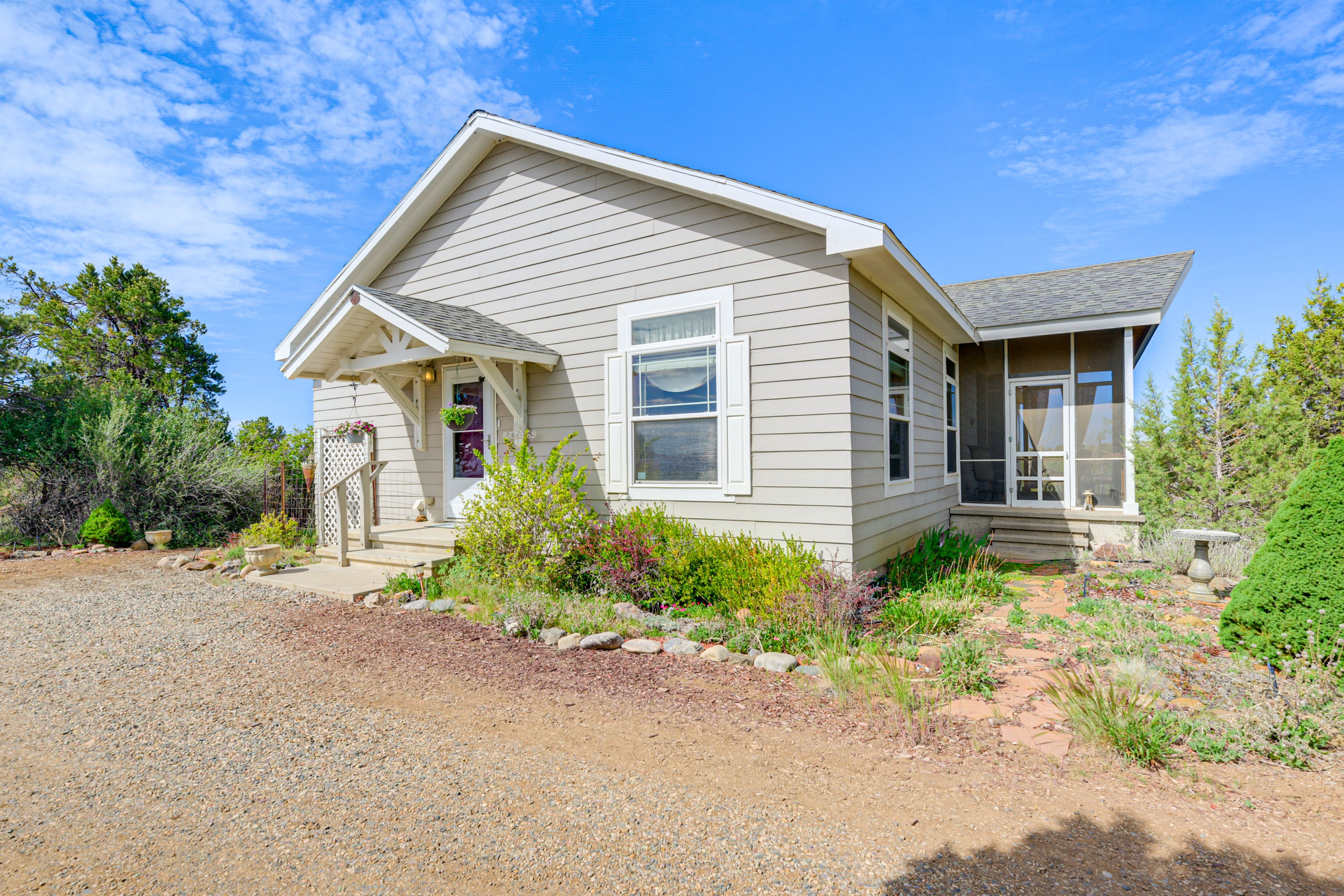 Exterior | Driveway (10 Vehicles)