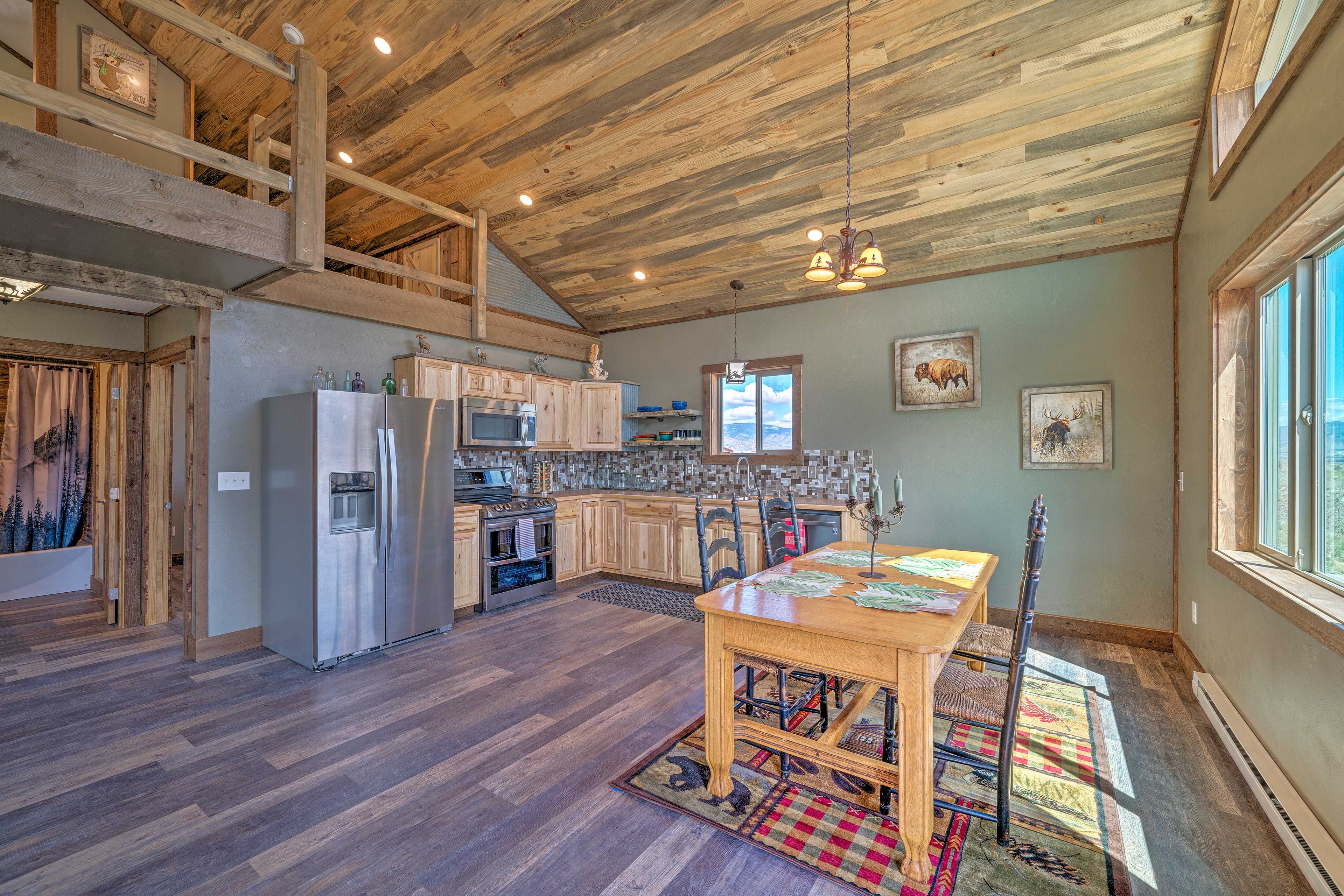 Yellowstone Cabin | Dining Area | 1st Floor