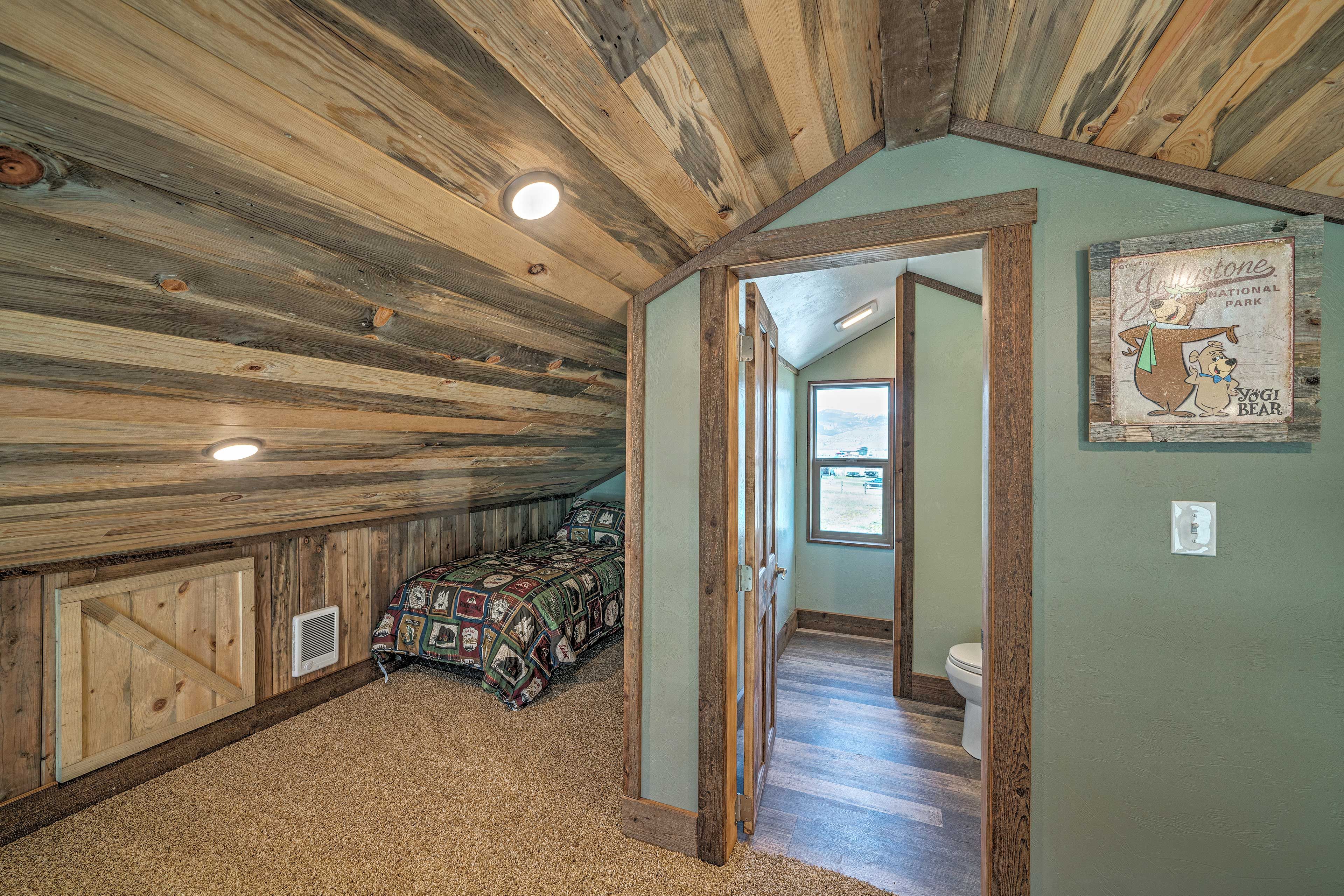Yellowstone Cabin | Loft | 2 Twin Beds | 2nd Floor