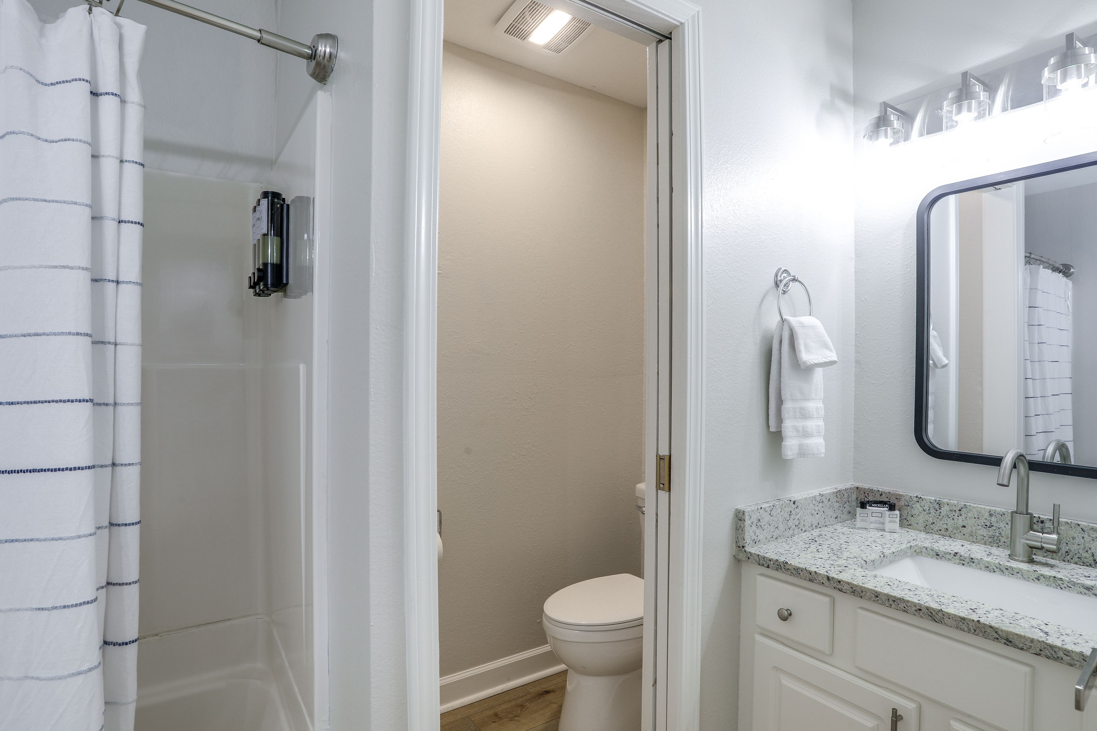 Full Bathroom | 2nd Floor | Towels & Linens Provided