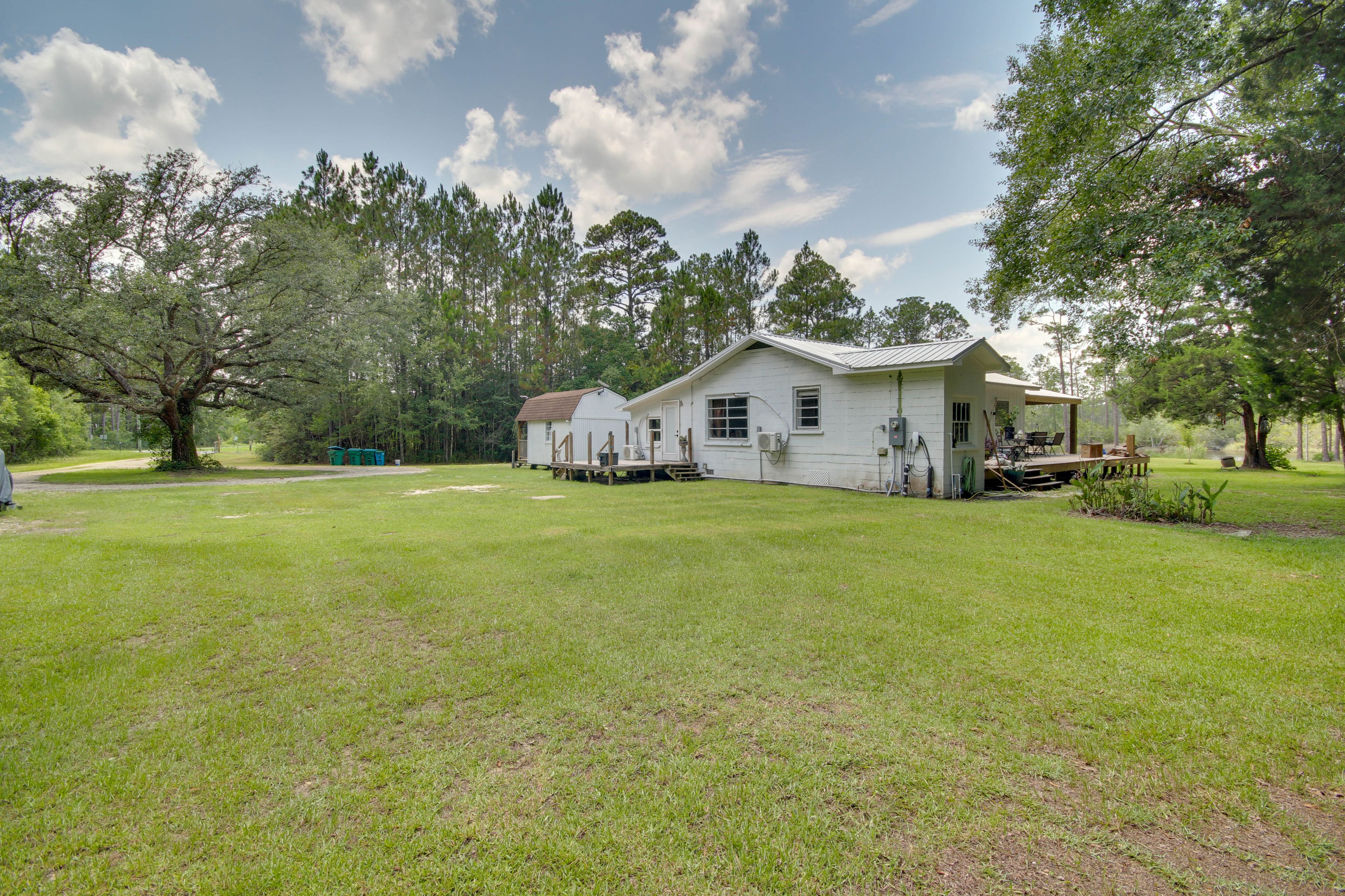 Ample Driveway Parking | Trailers Allowed