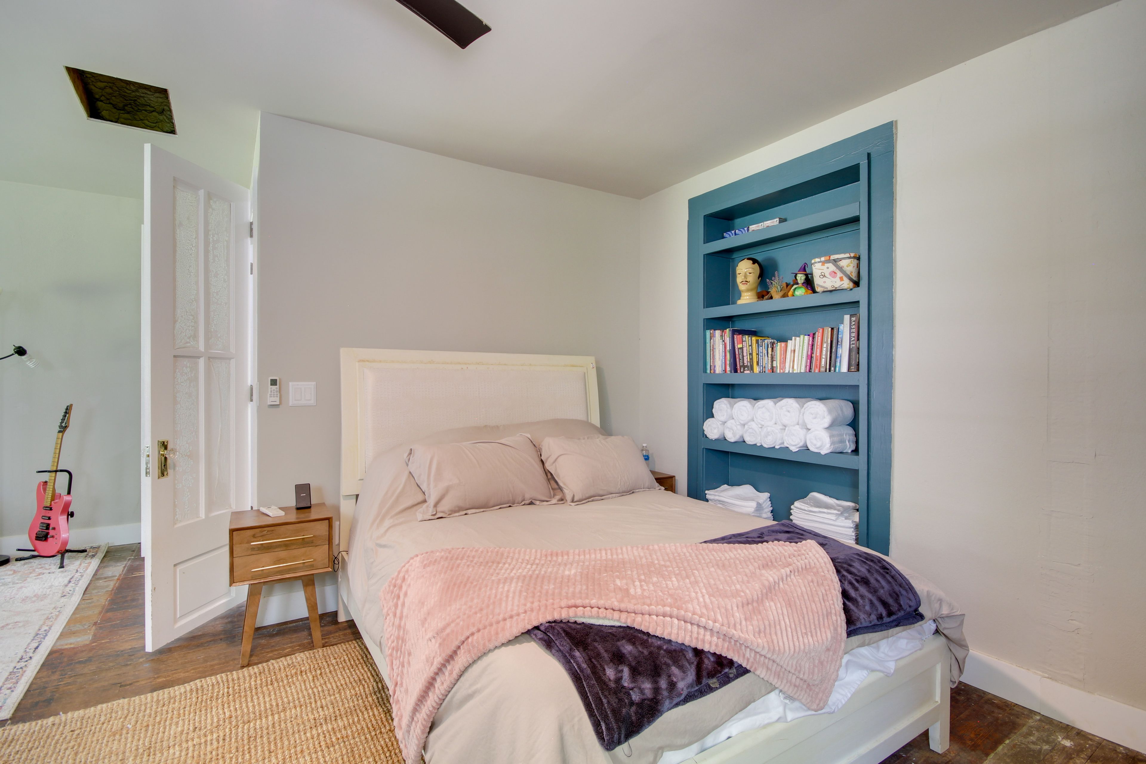 Bedroom 1 | Queen Bed