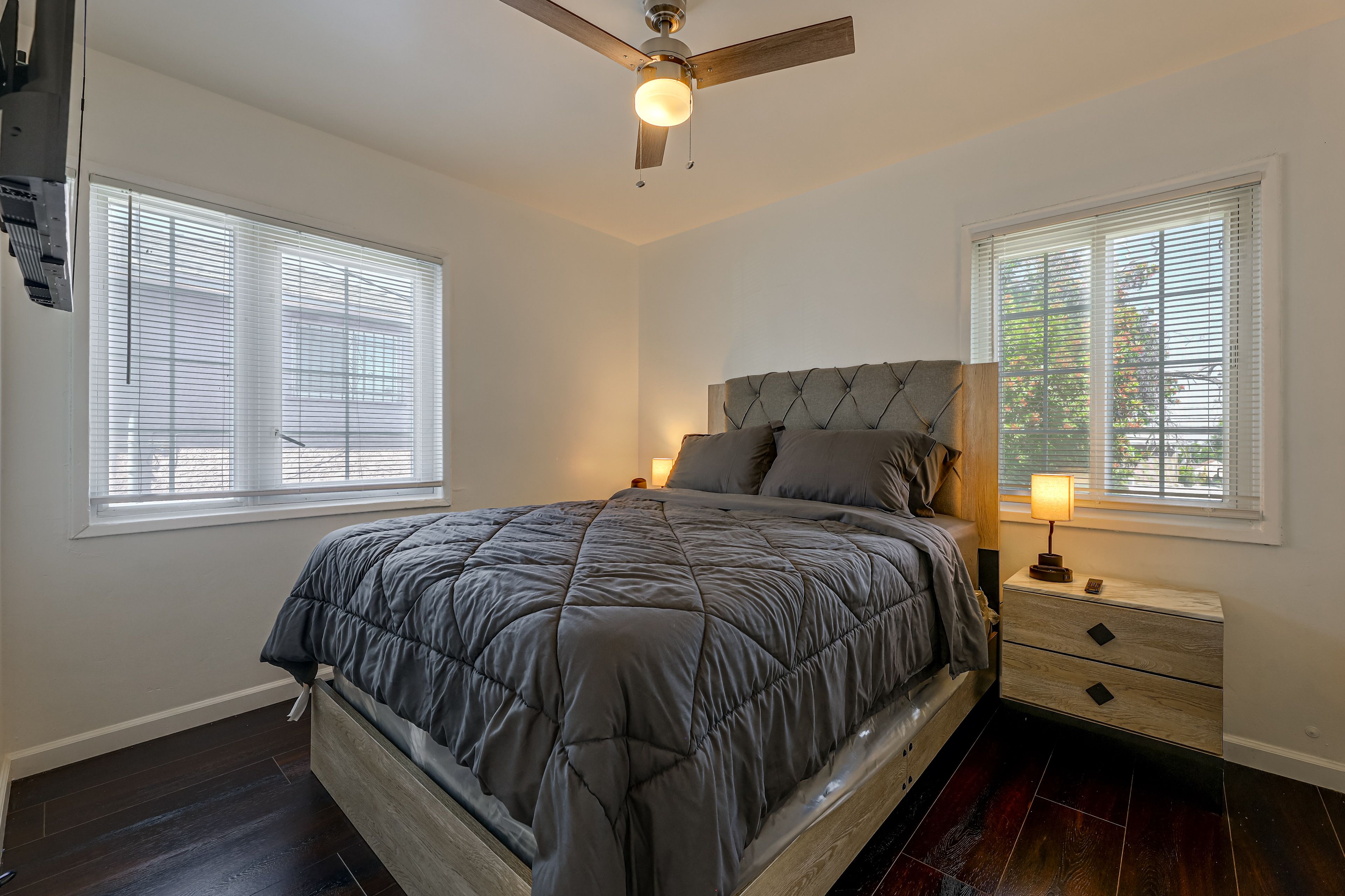 Bedroom | Queen Bed