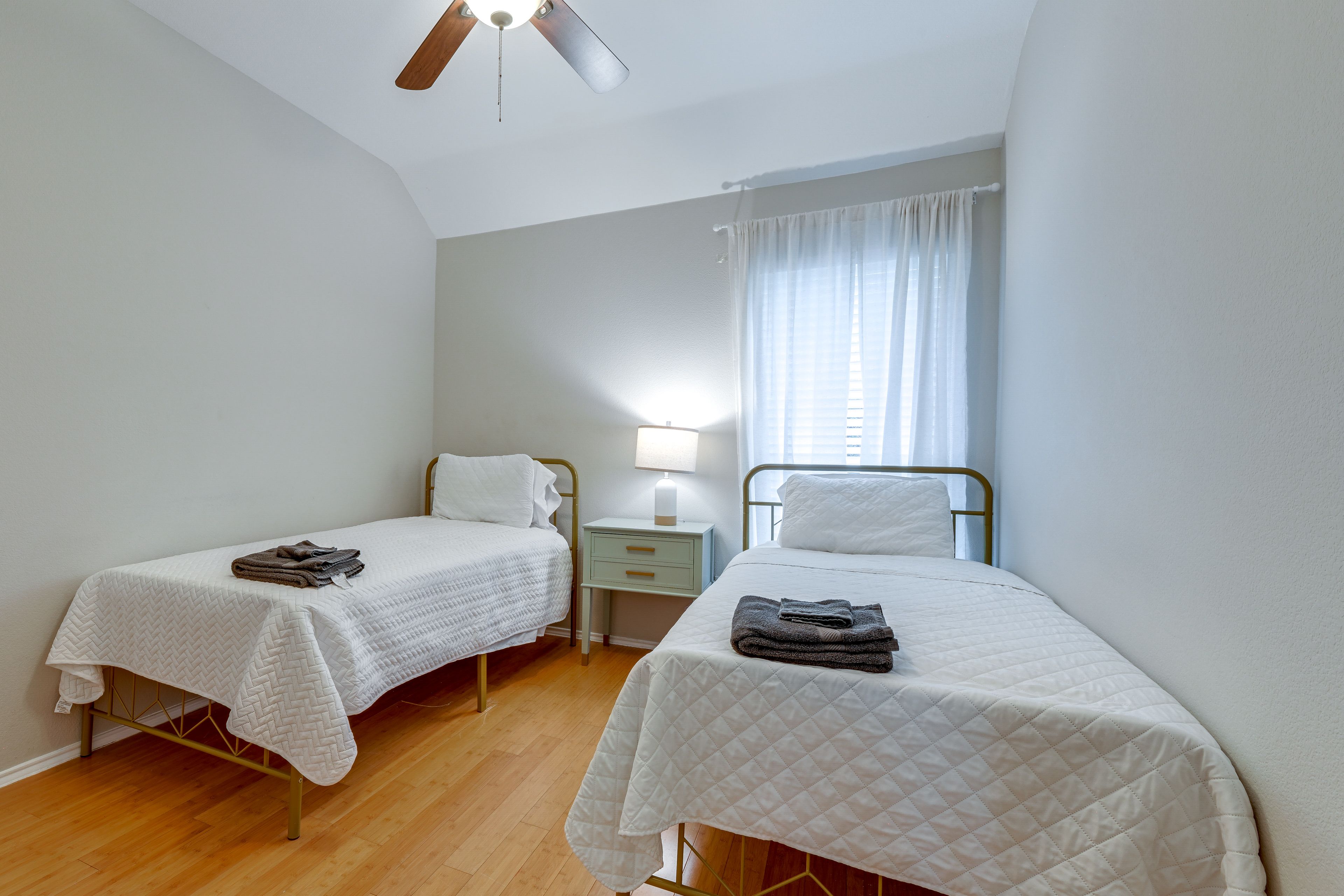 Bedroom 4 | 2 Twin Beds