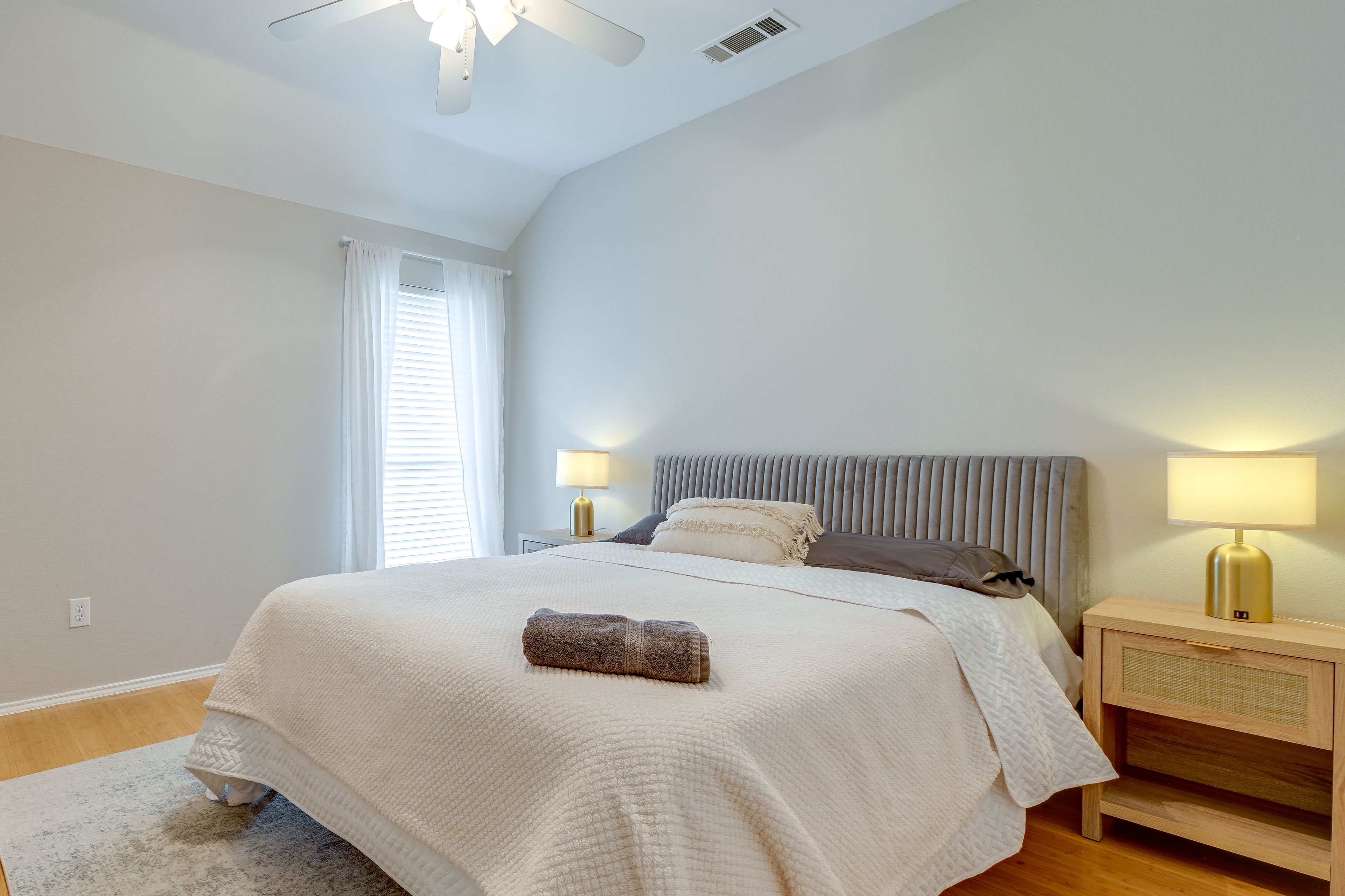 Bedroom 2 | Queen Bed