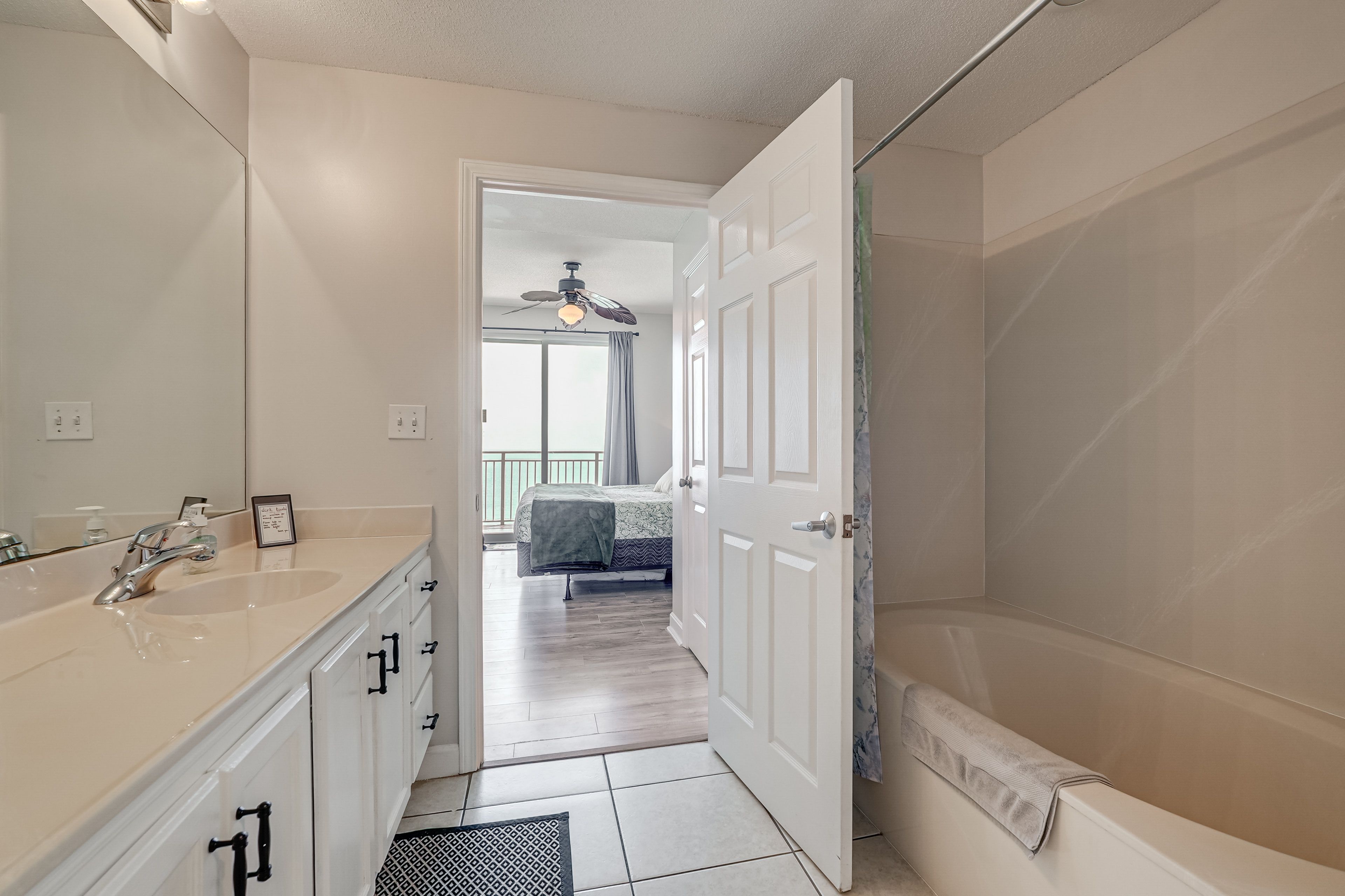 En-Suite Bathroom | Towels & Linens Provided