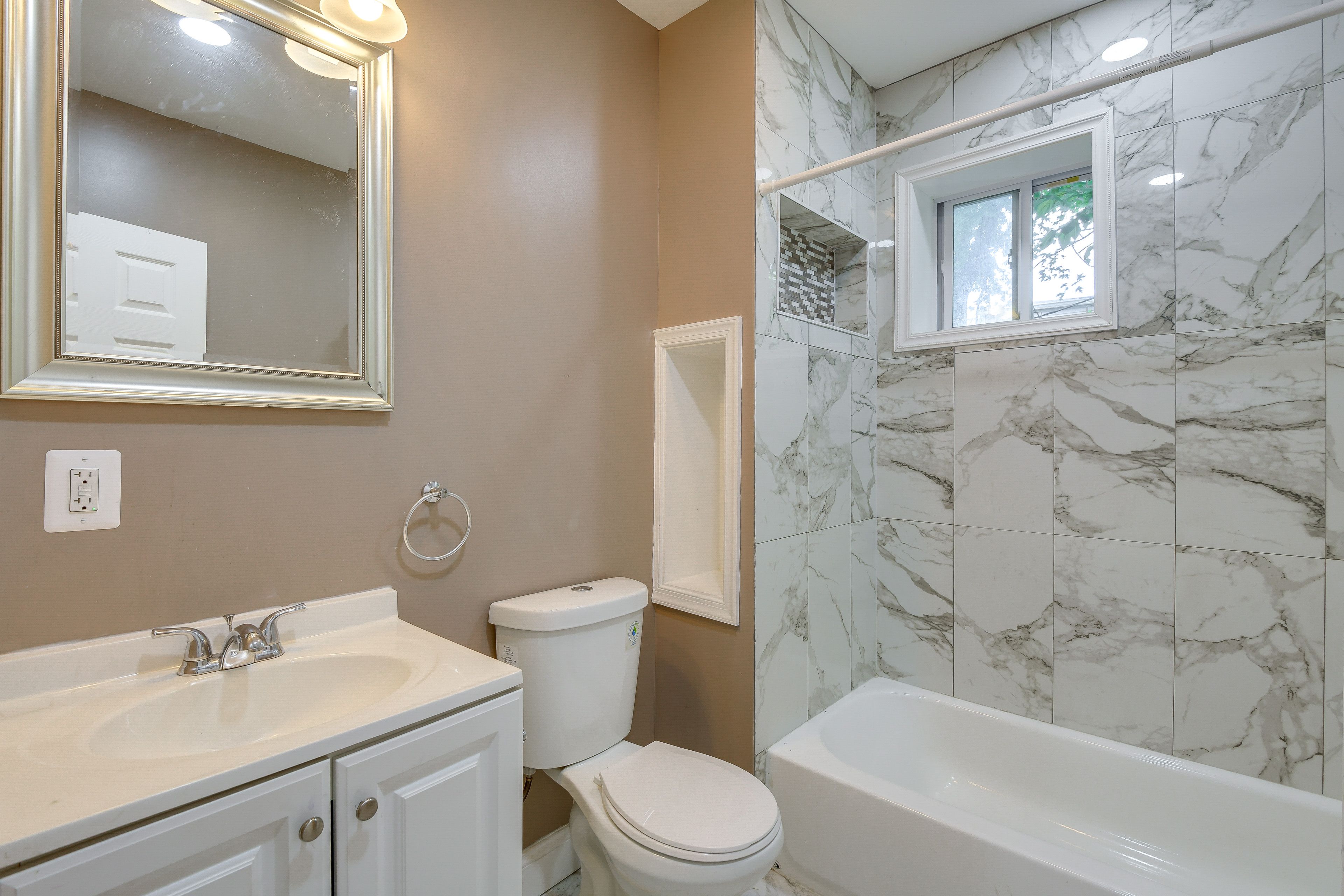 Full Bathroom | 2nd Floor