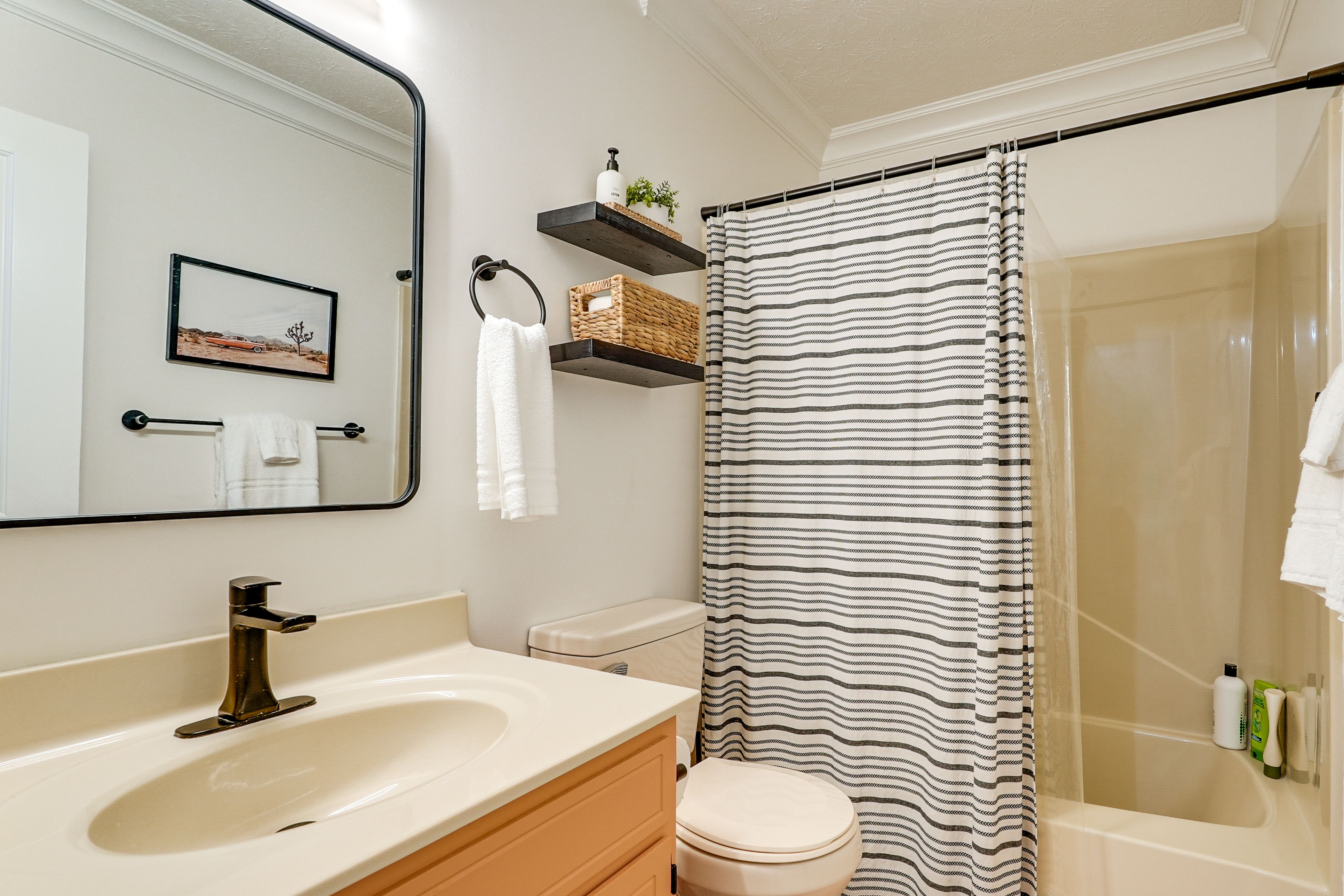 Full Bathroom | 2nd Floor