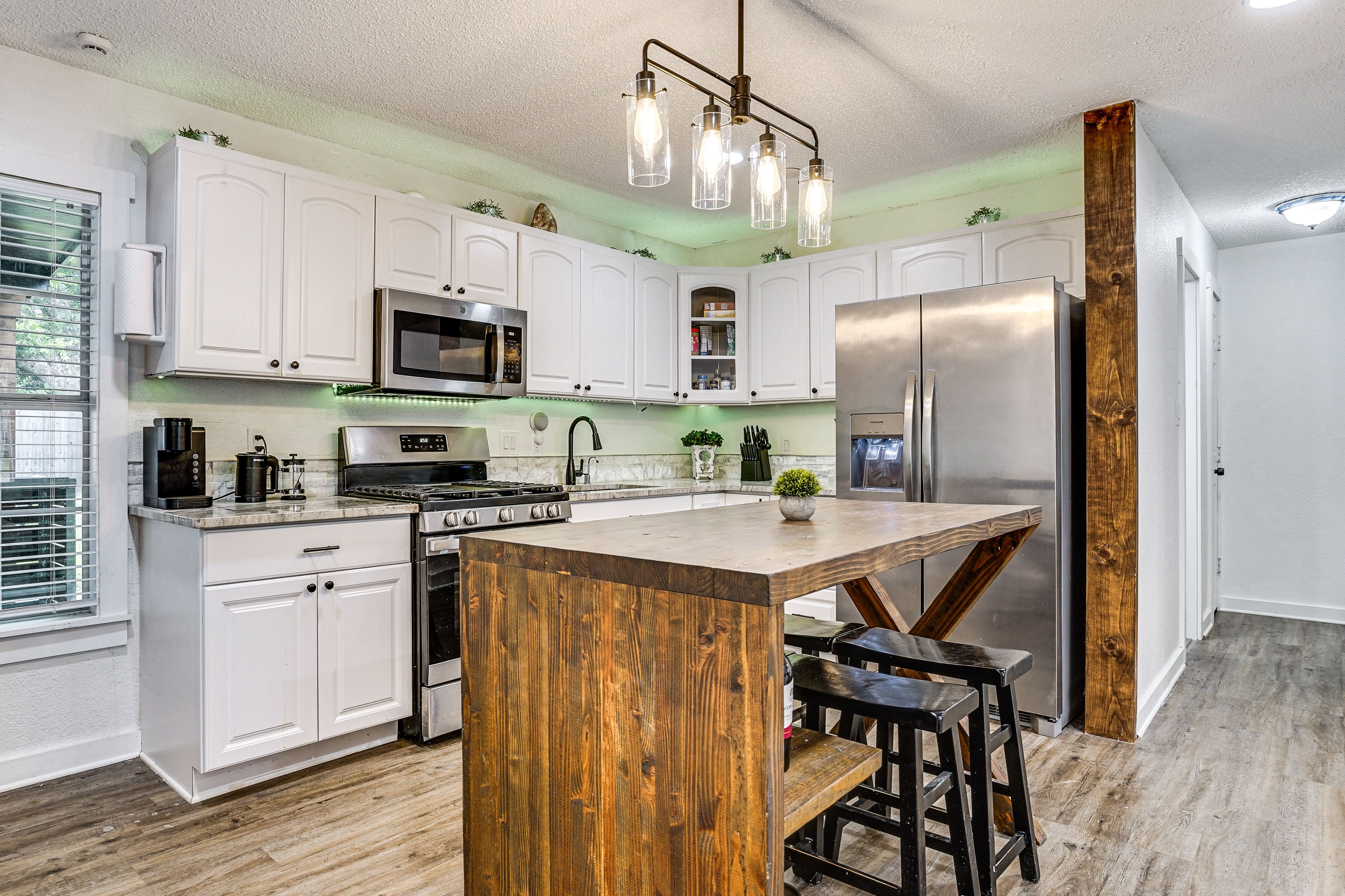 Kitchen & Dining Area