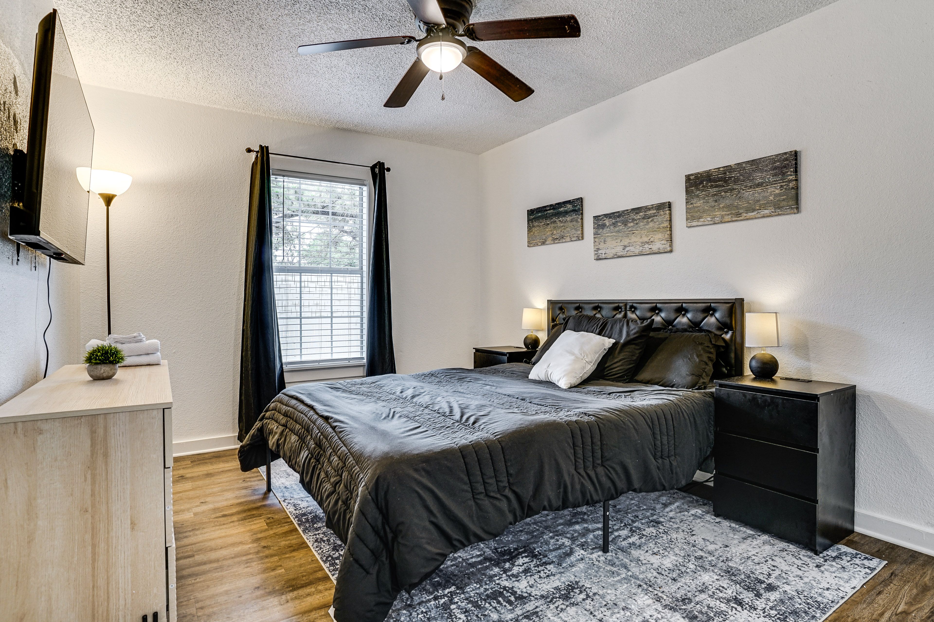 Bedroom 1 | Queen Bed