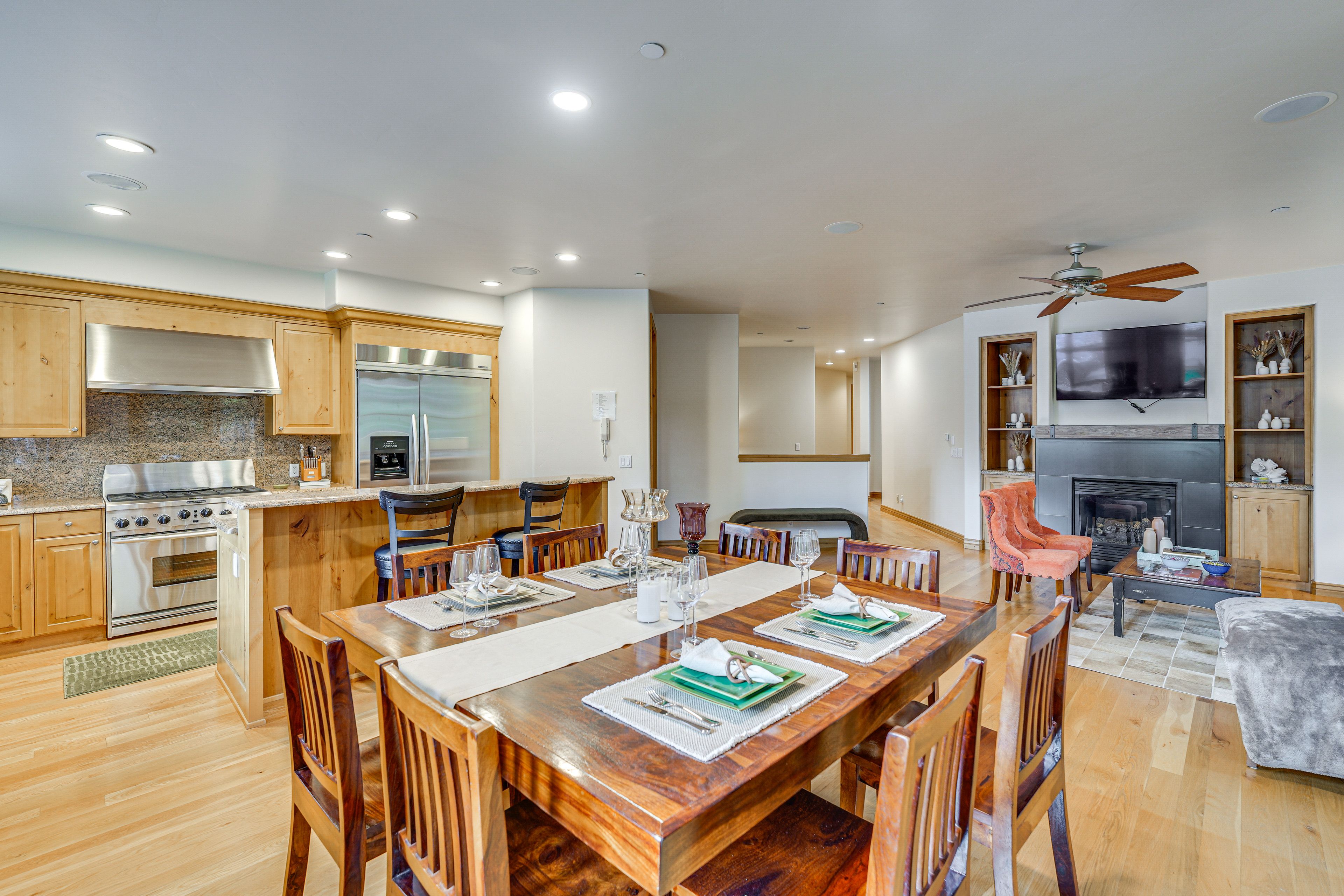 Dining Area | Dishes & Flatware Provided