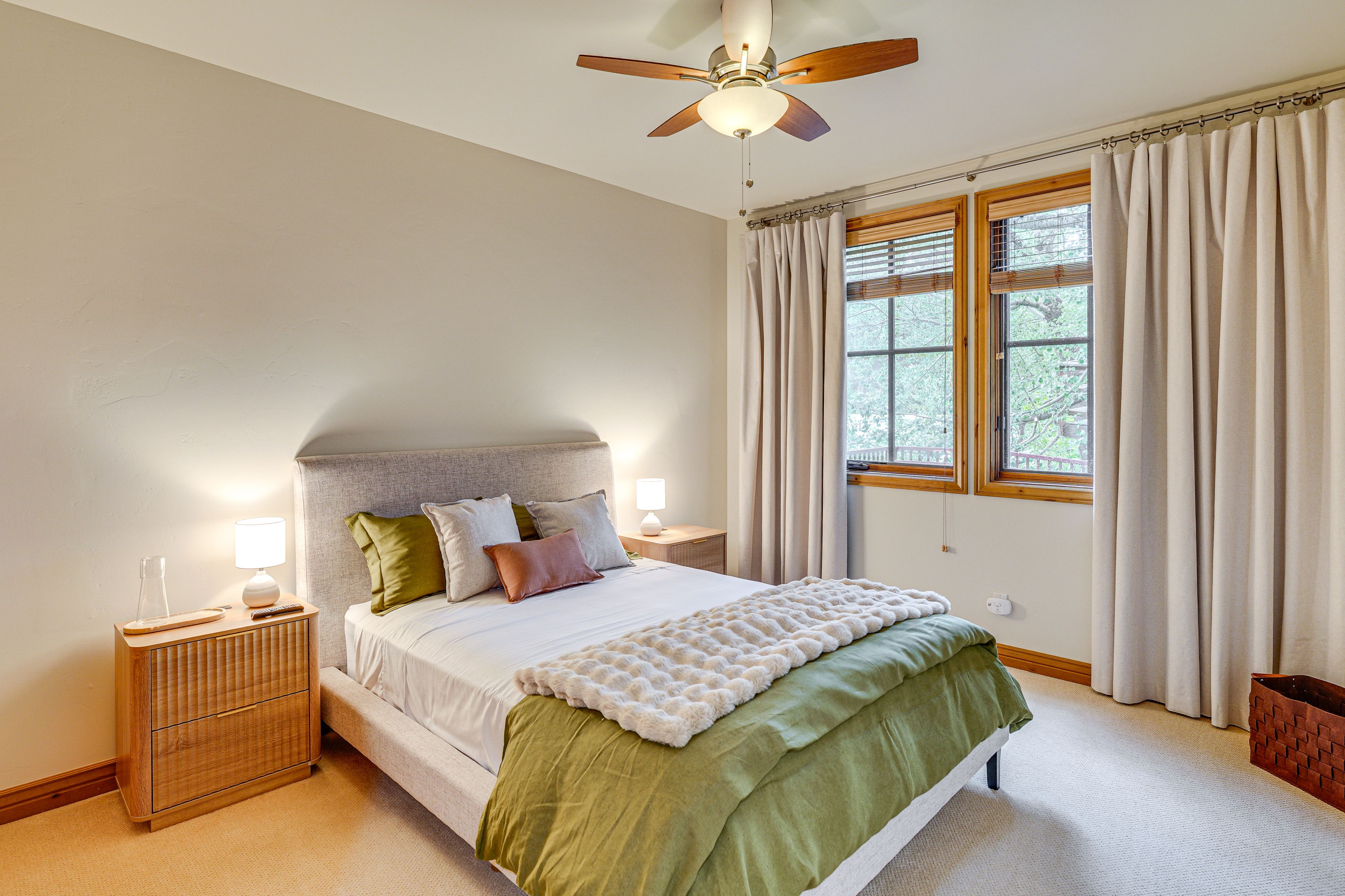 Bedroom | Queen Bed