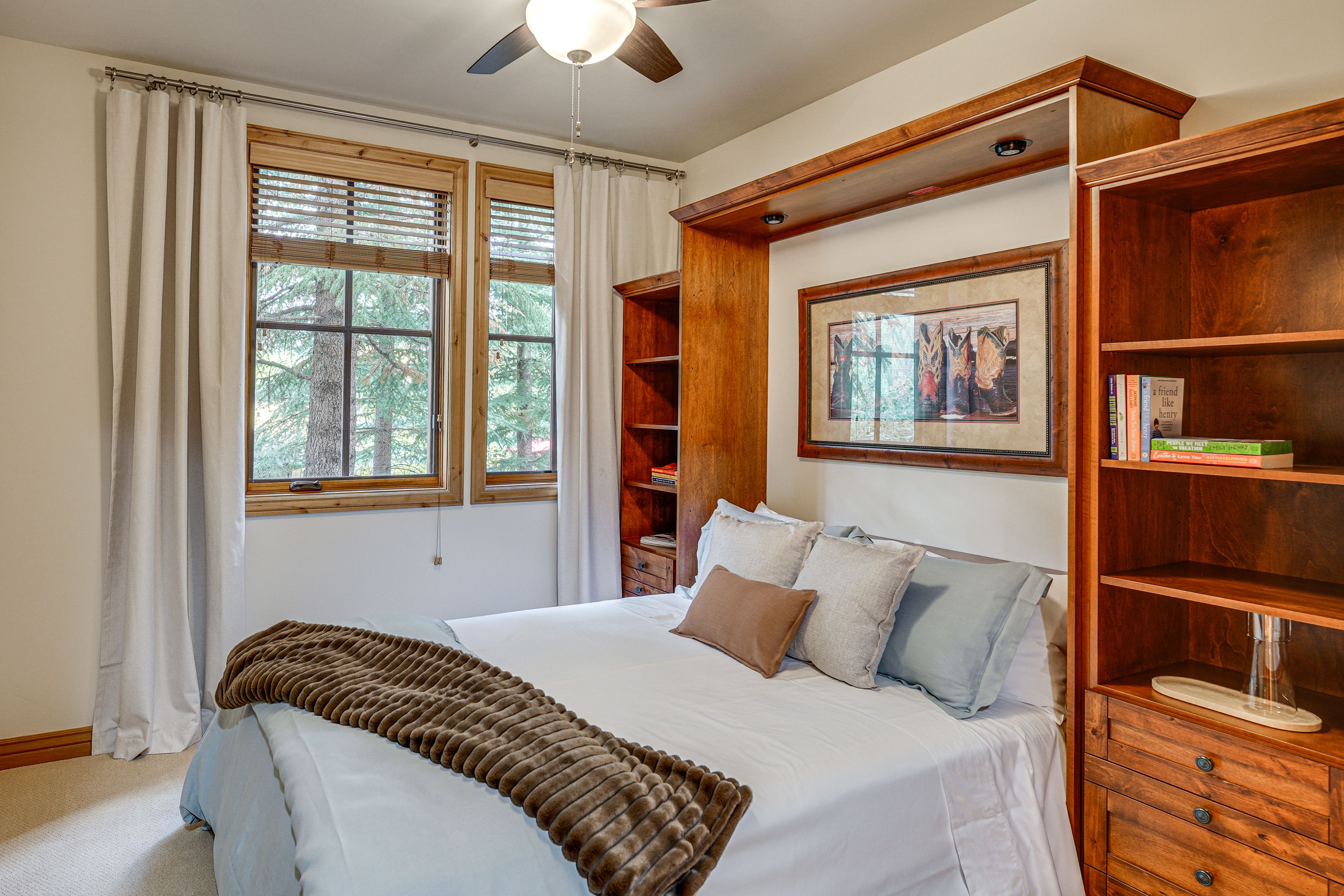 Bedroom | Queen Bed