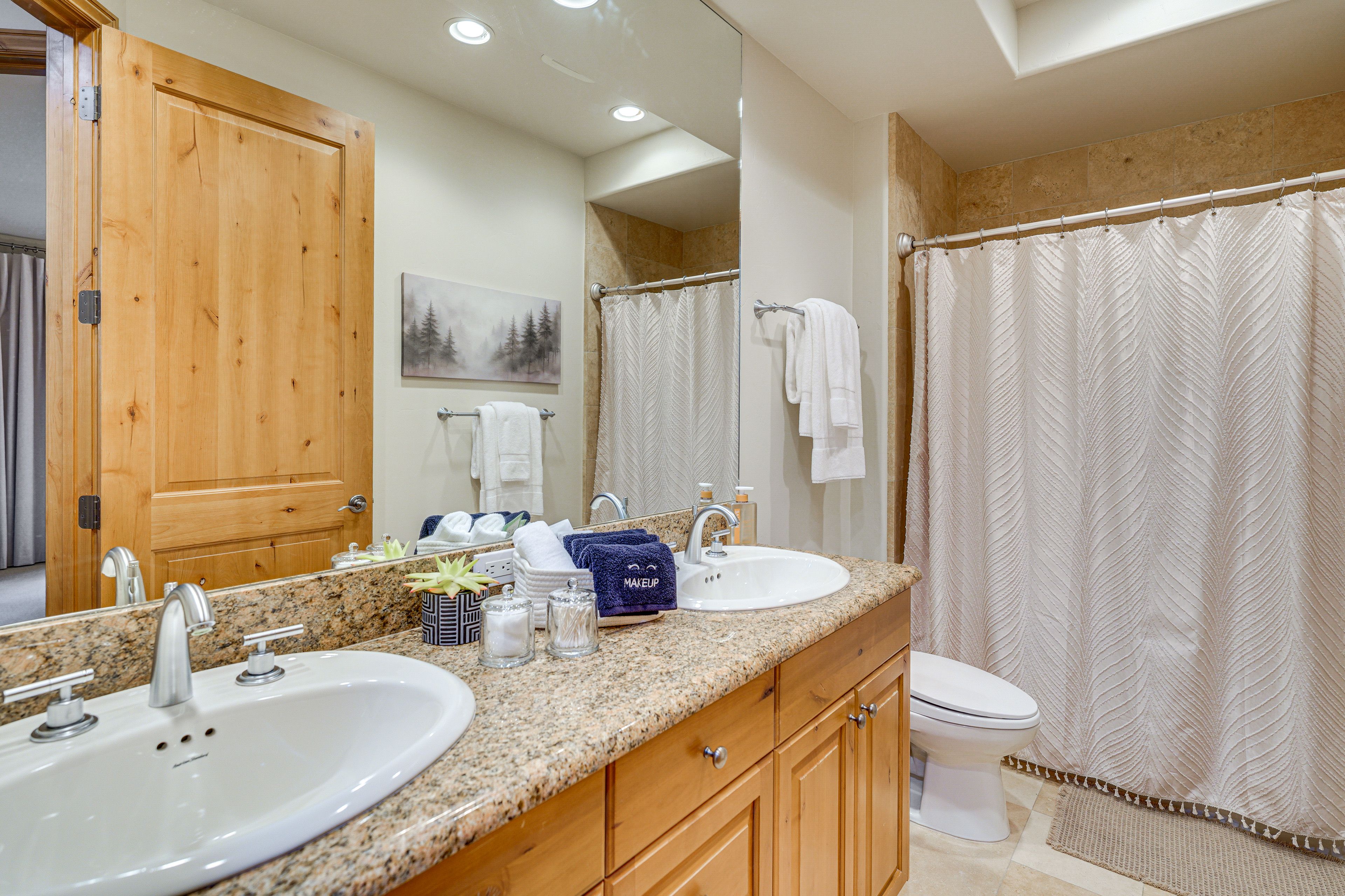 Full Bathroom | Towels & Linens Provided