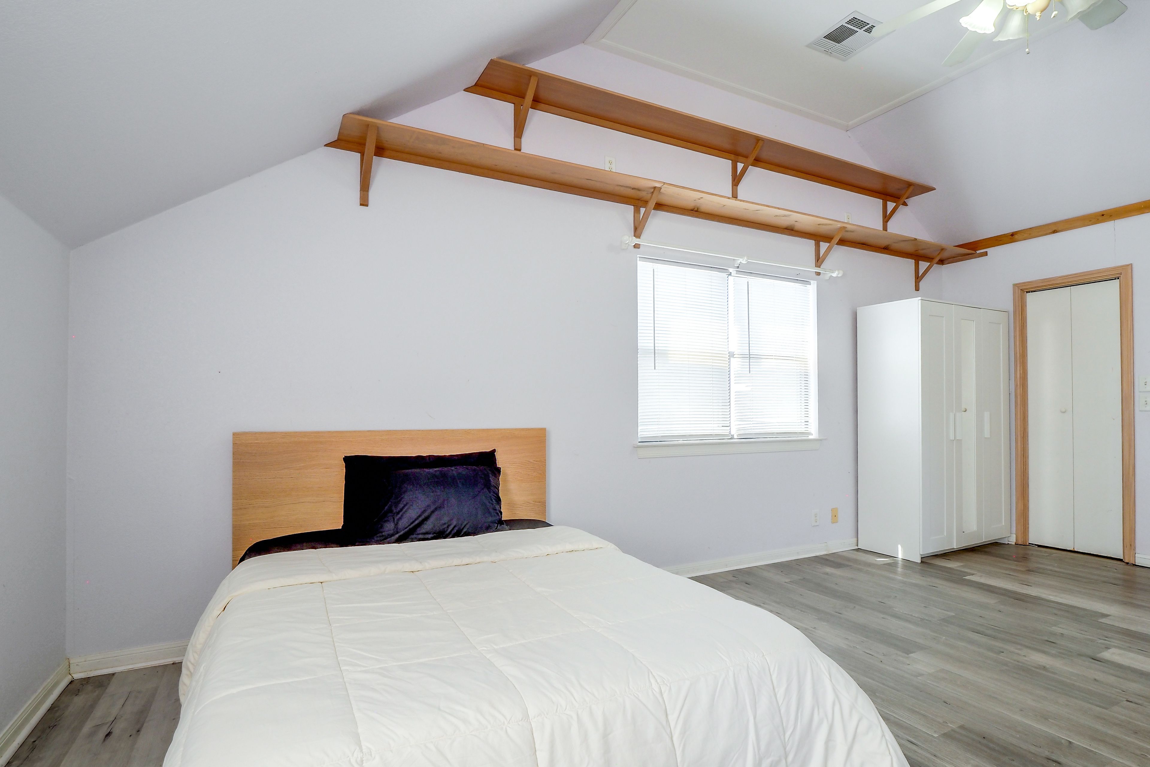 Bedroom 3 | Queen Bed