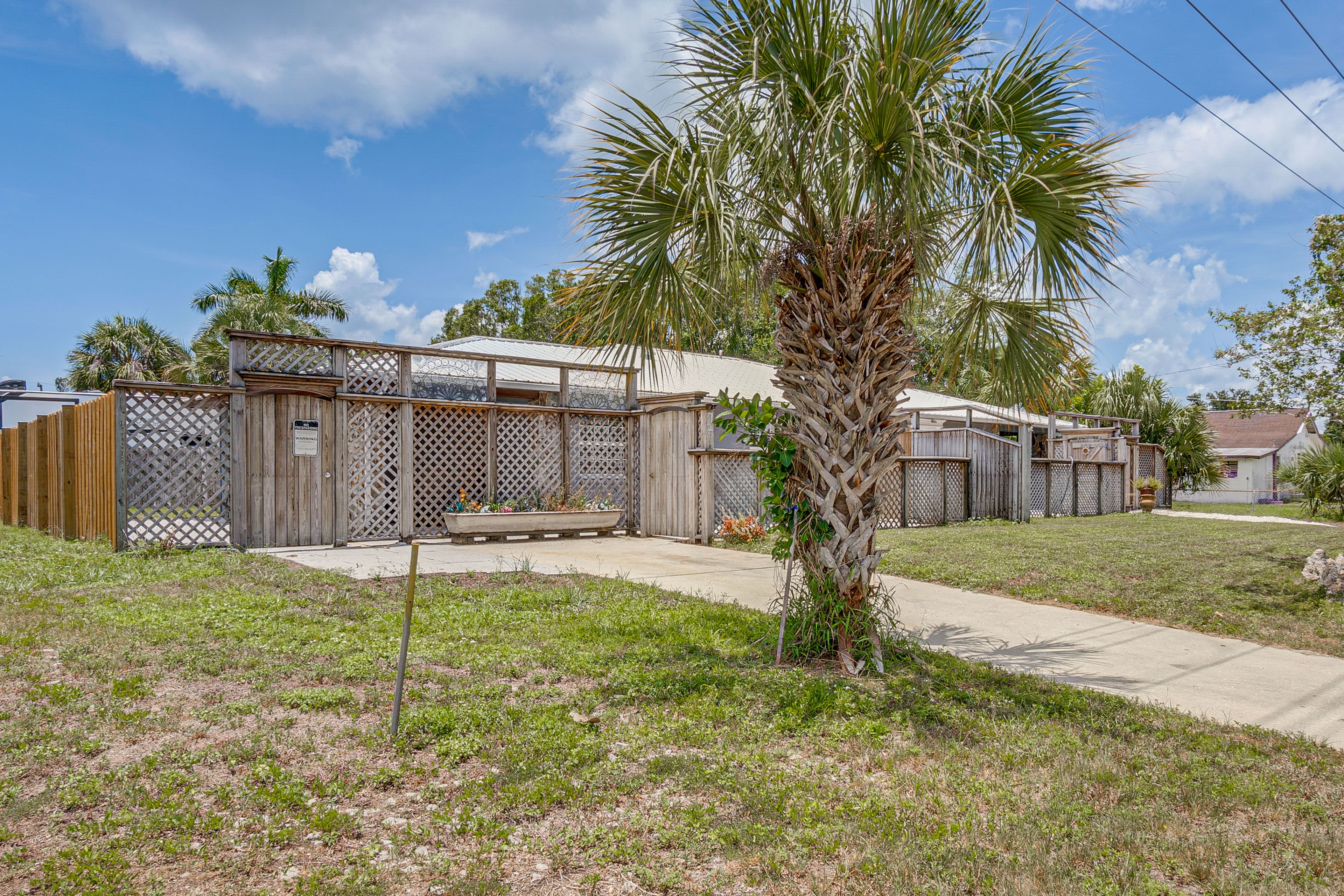 Driveway/Grass Parking | 5 Vehicles