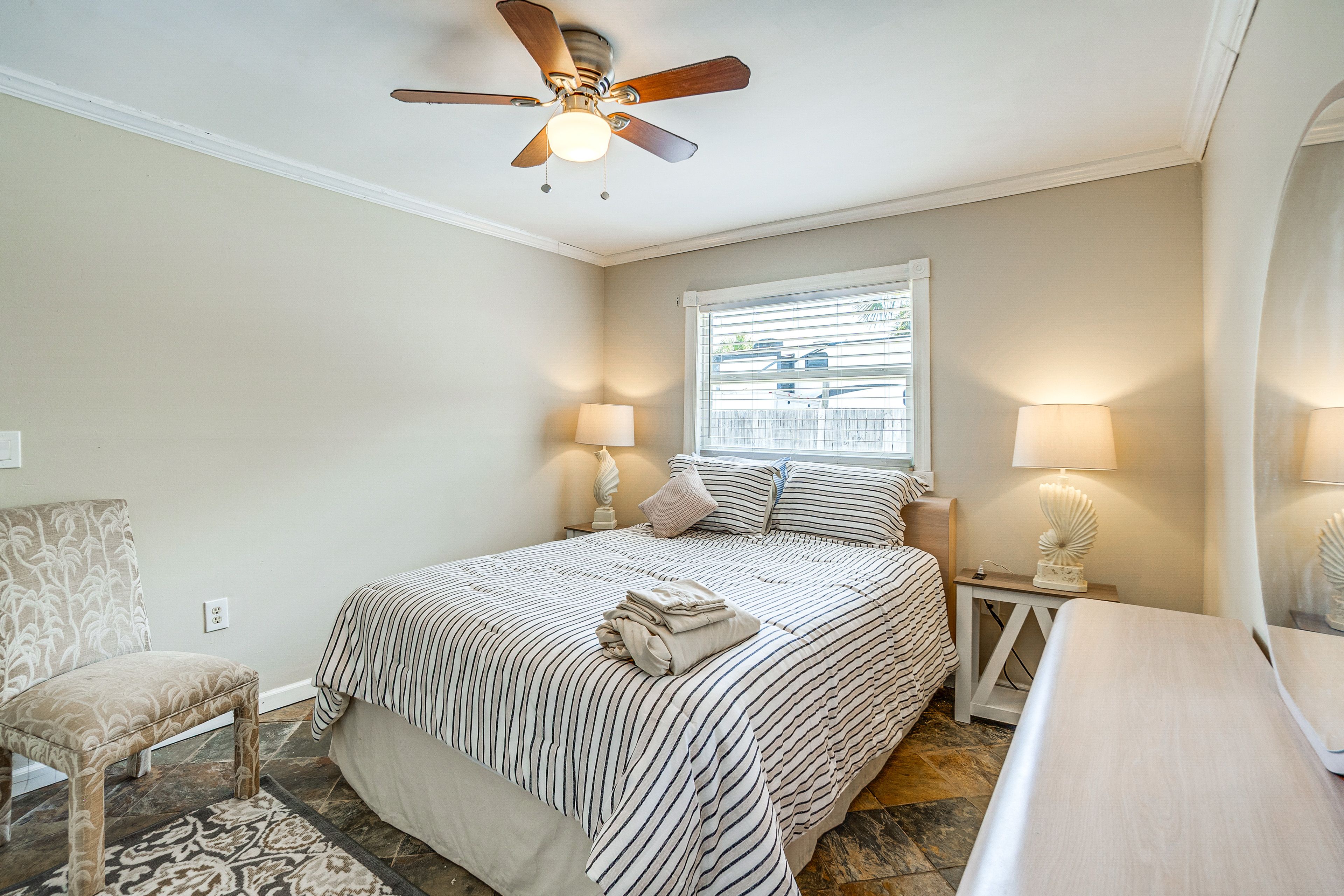 Bedroom 1 | Queen Bed