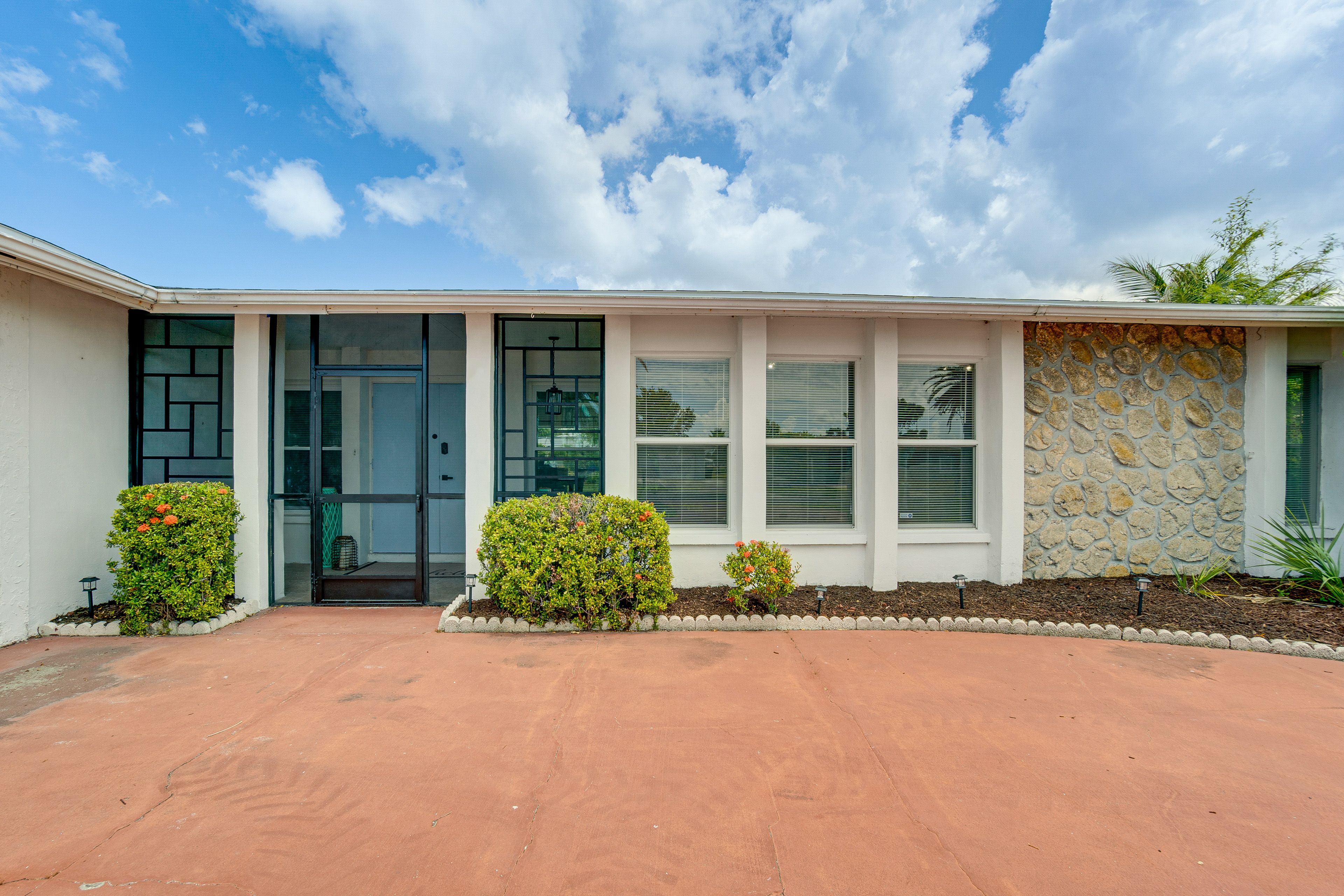 Front Entrance | Parking | Driveway (1 Vehicle) | No Garage Access