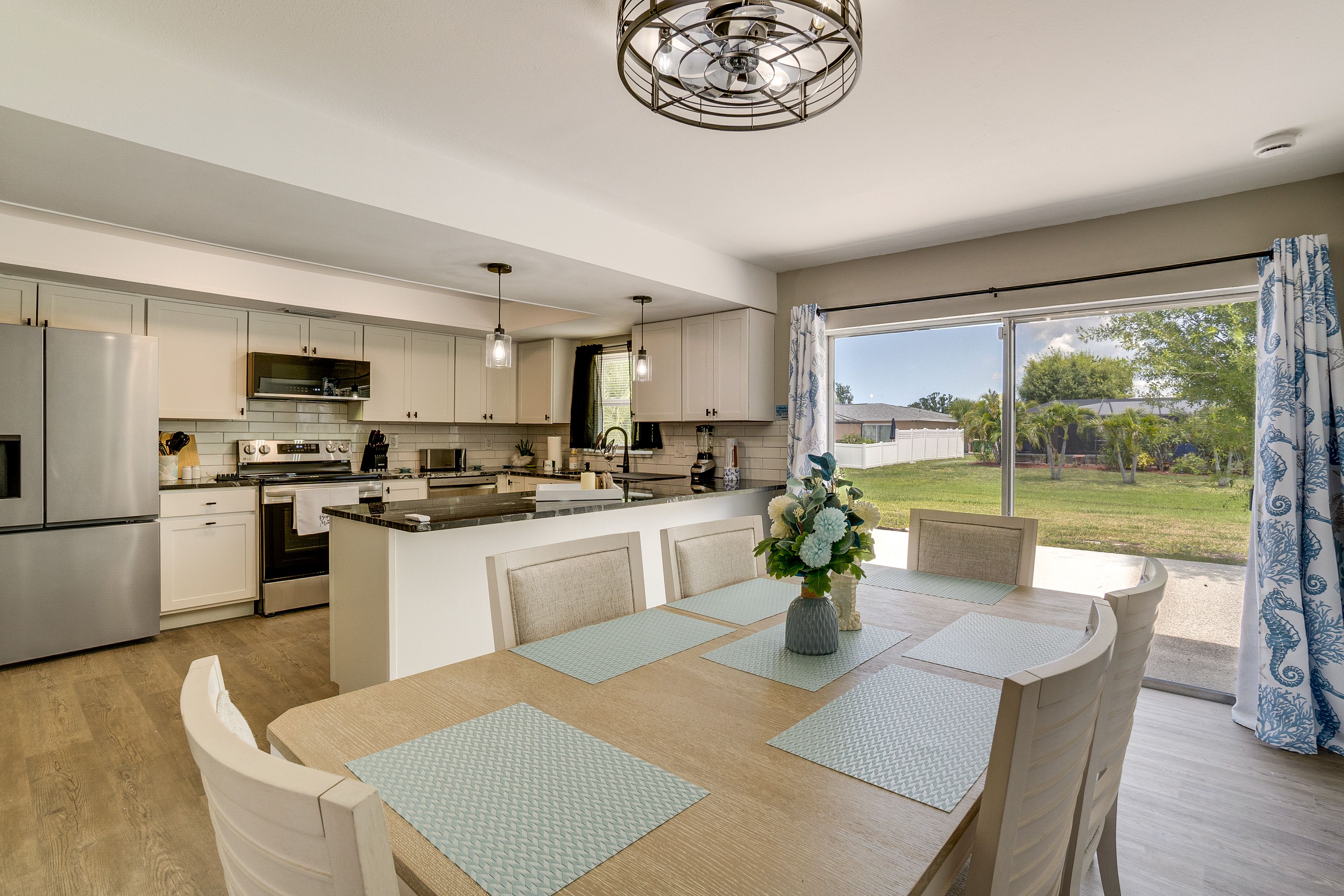 Dining Area & Kitchen