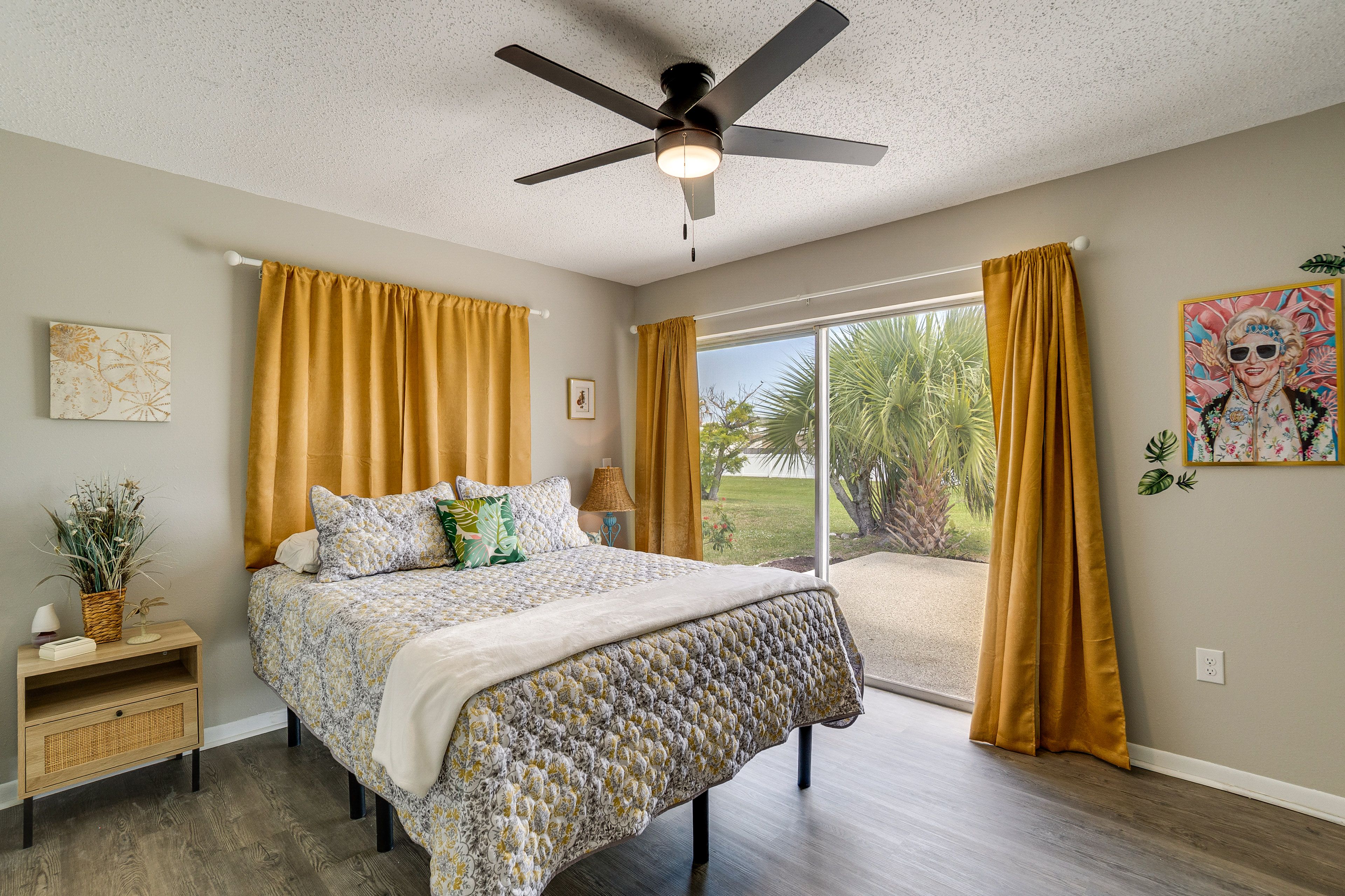 Bedroom 1 | Queen Bed
