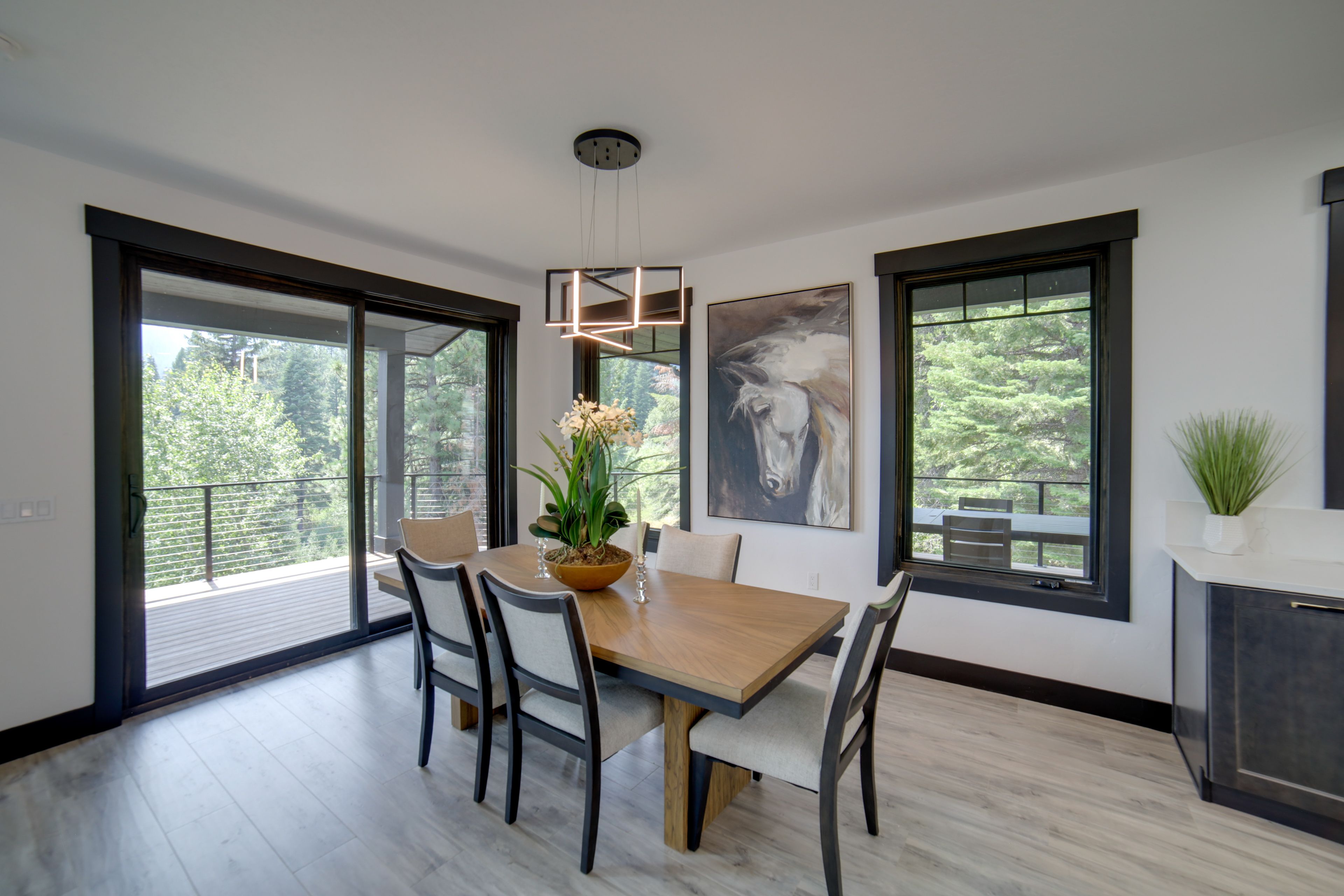 Dining Area | Dishware/Flatware Provided