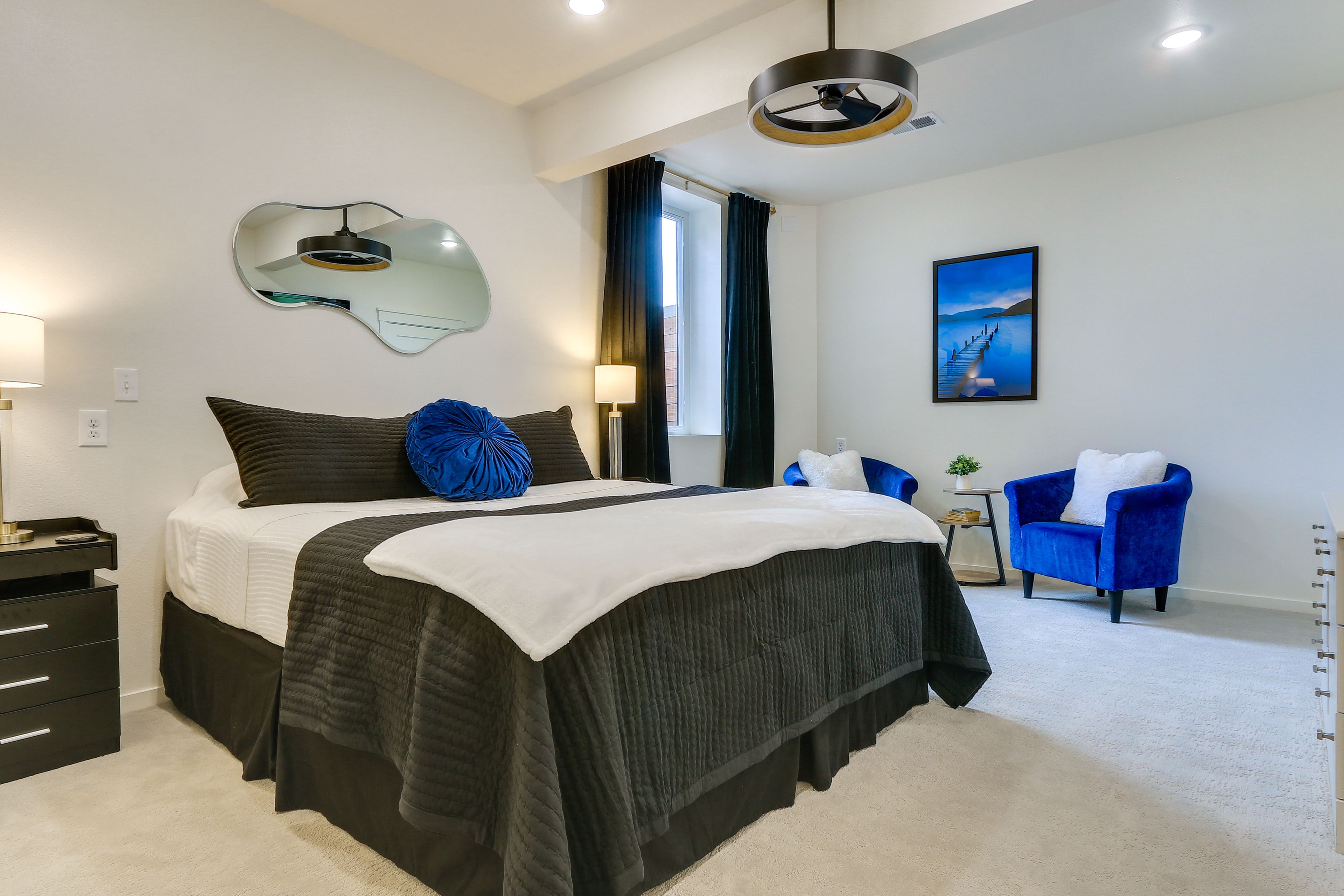 Bedroom | Queen Bed | Smart TV