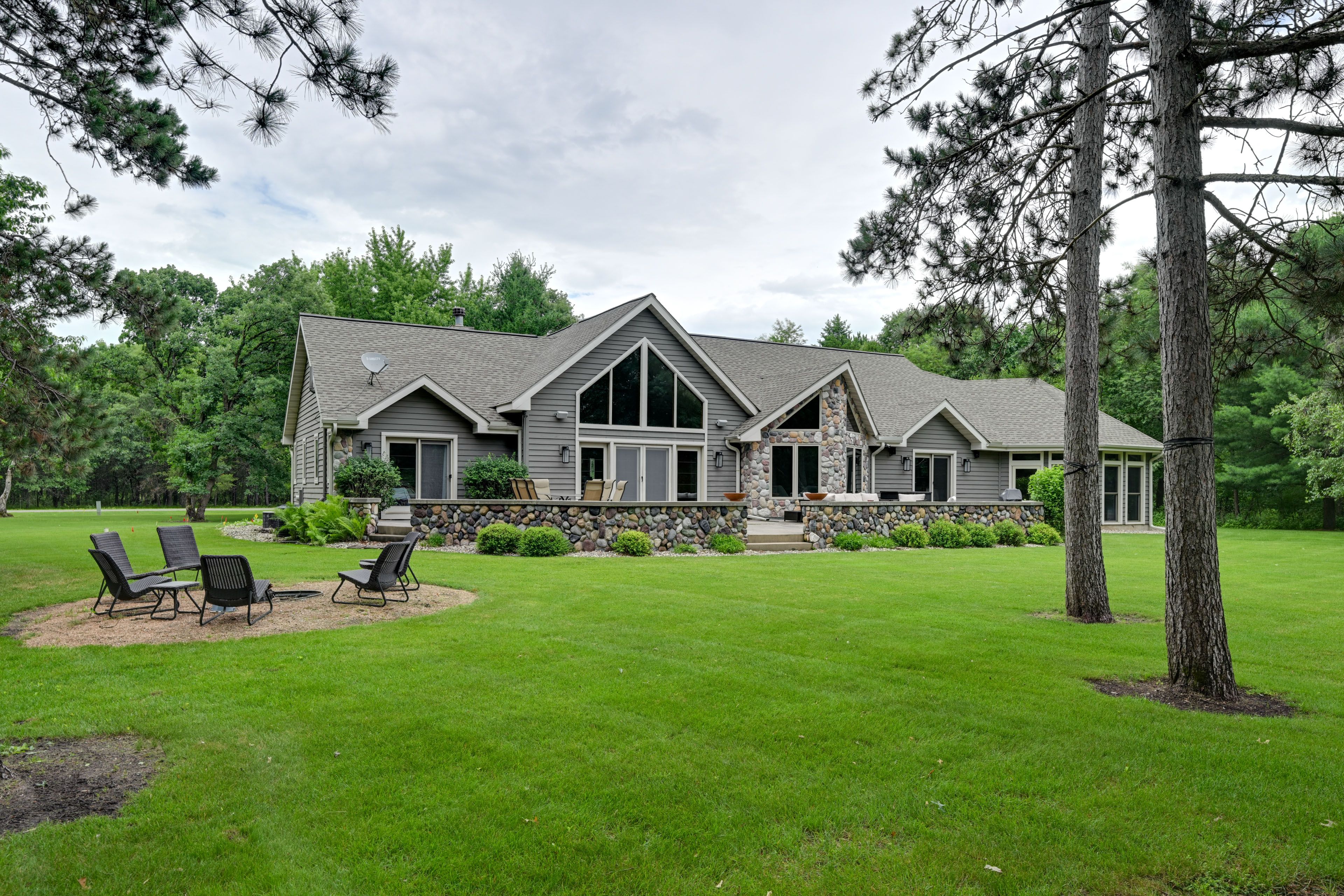 Nekoosa Vacation Rental | 5BR | 3.5BA | 4,028 Sq Ft