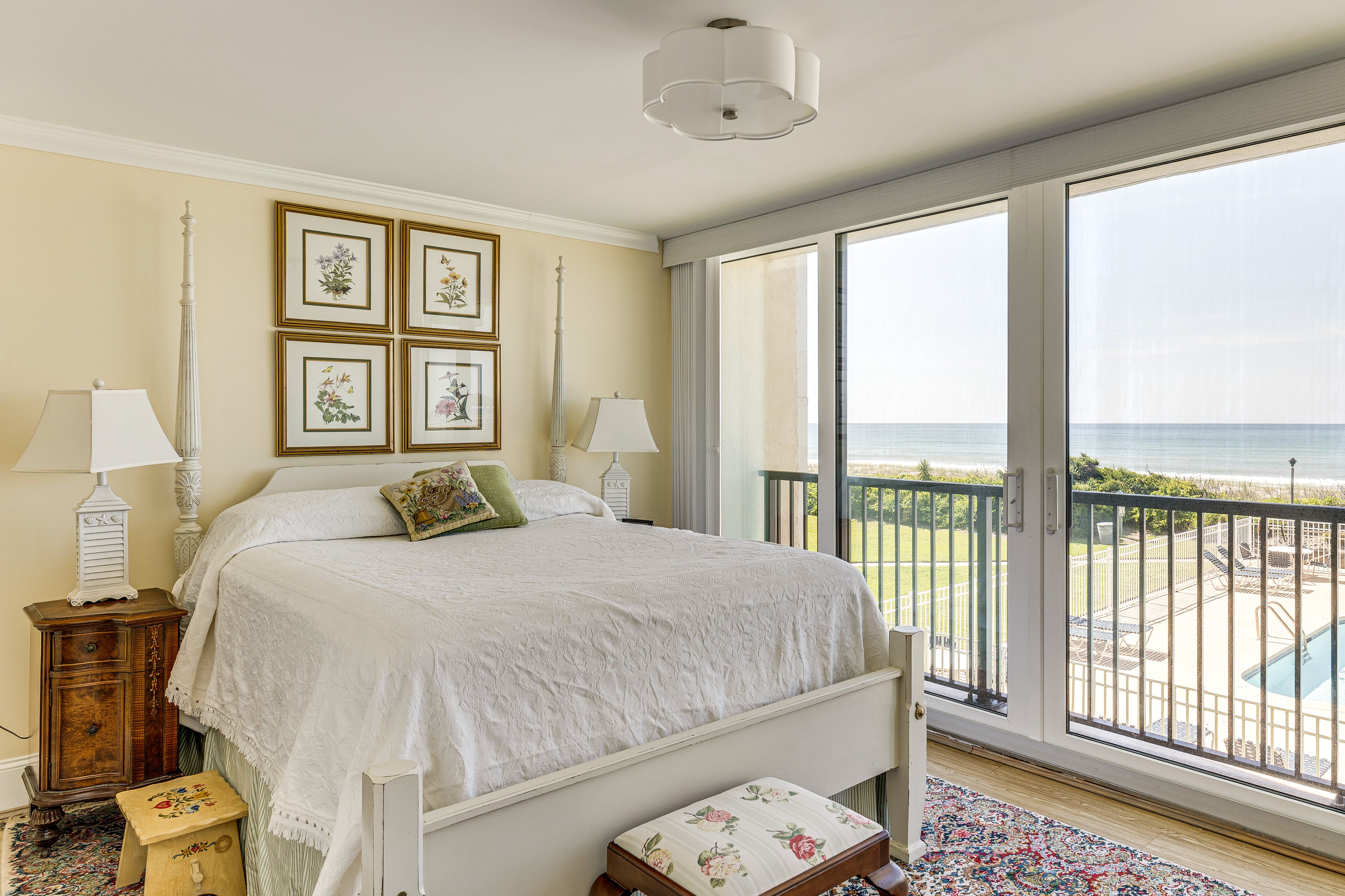 Bedroom 1 | Queen Bed