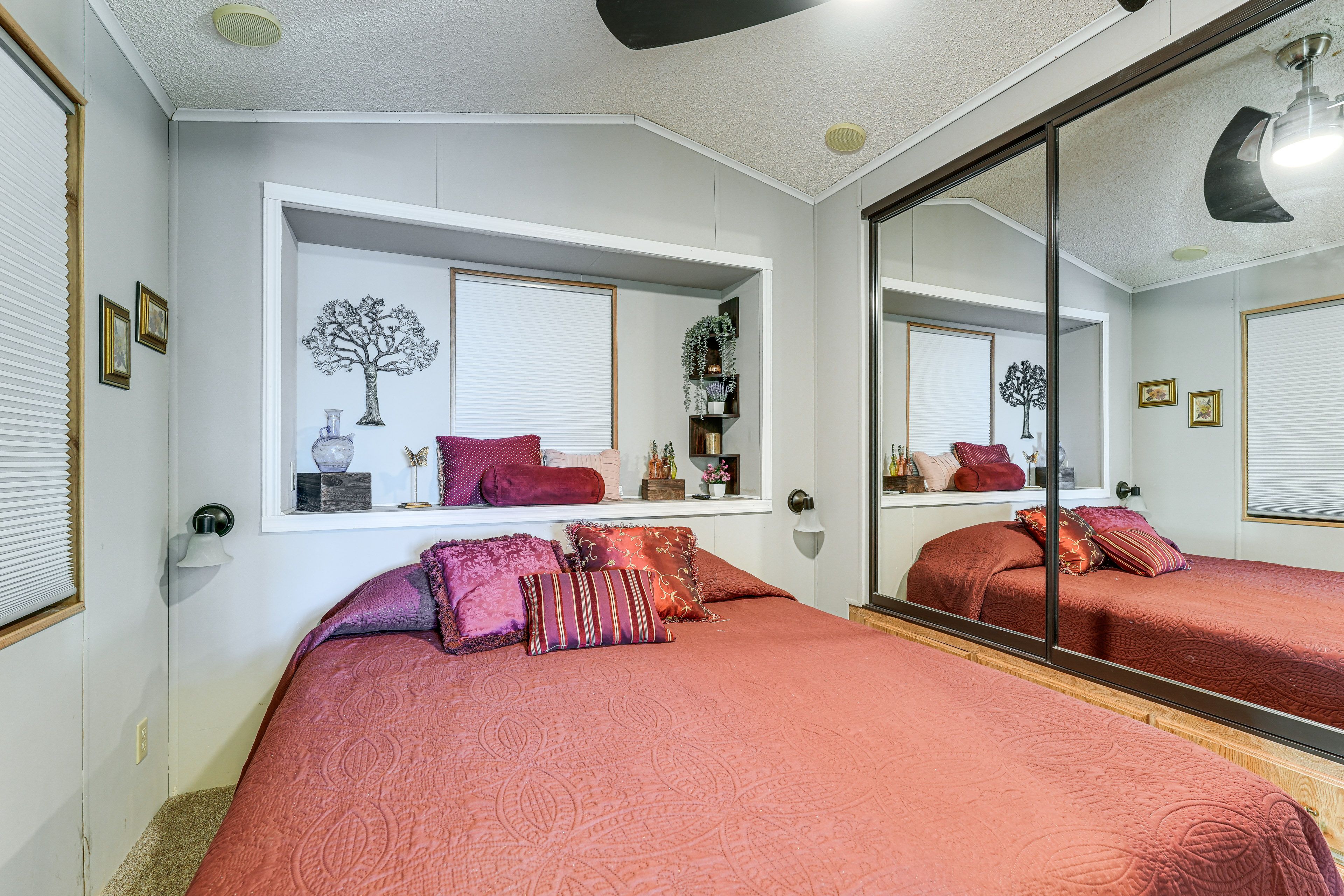 Bedroom | Queen Bed