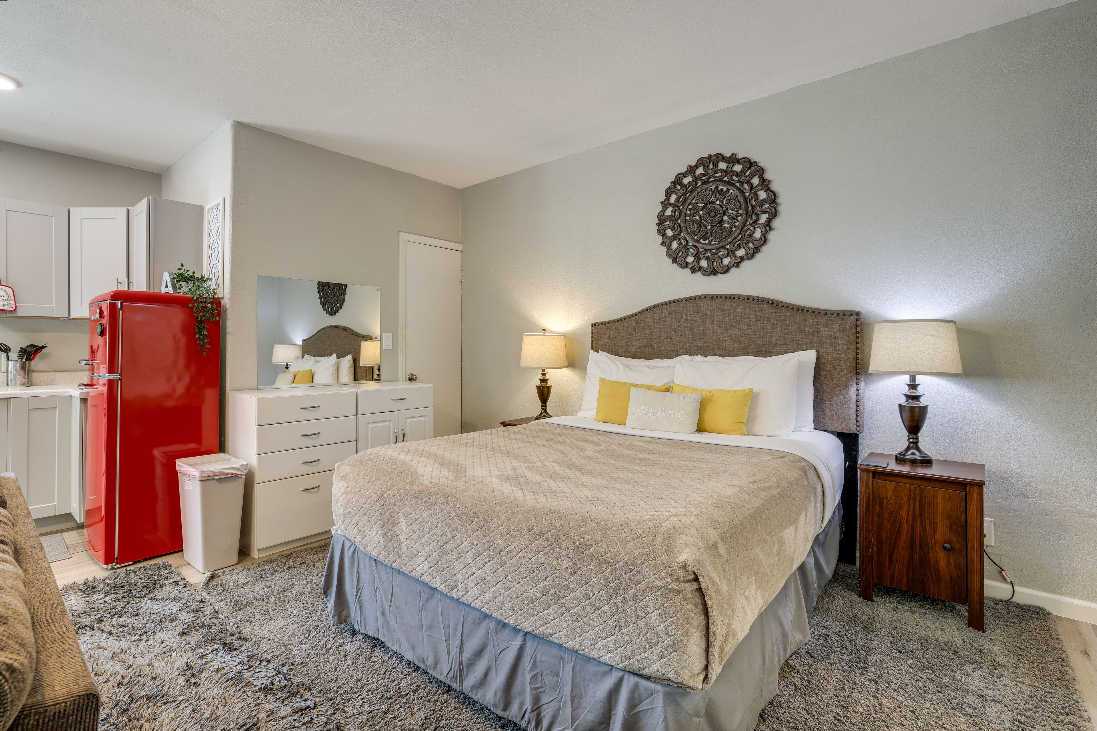 Studio | Queen Bed