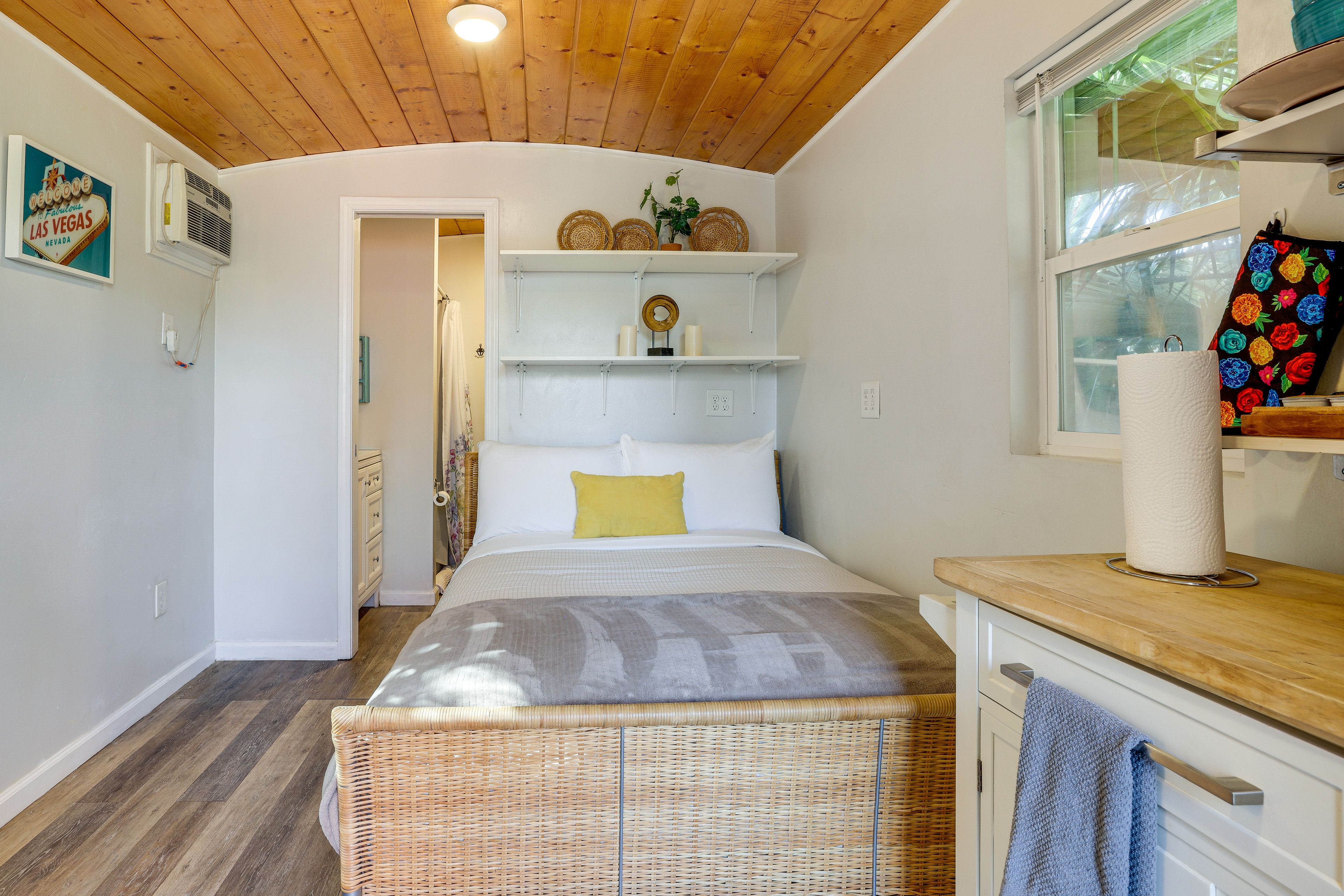 Studio | Full Bed