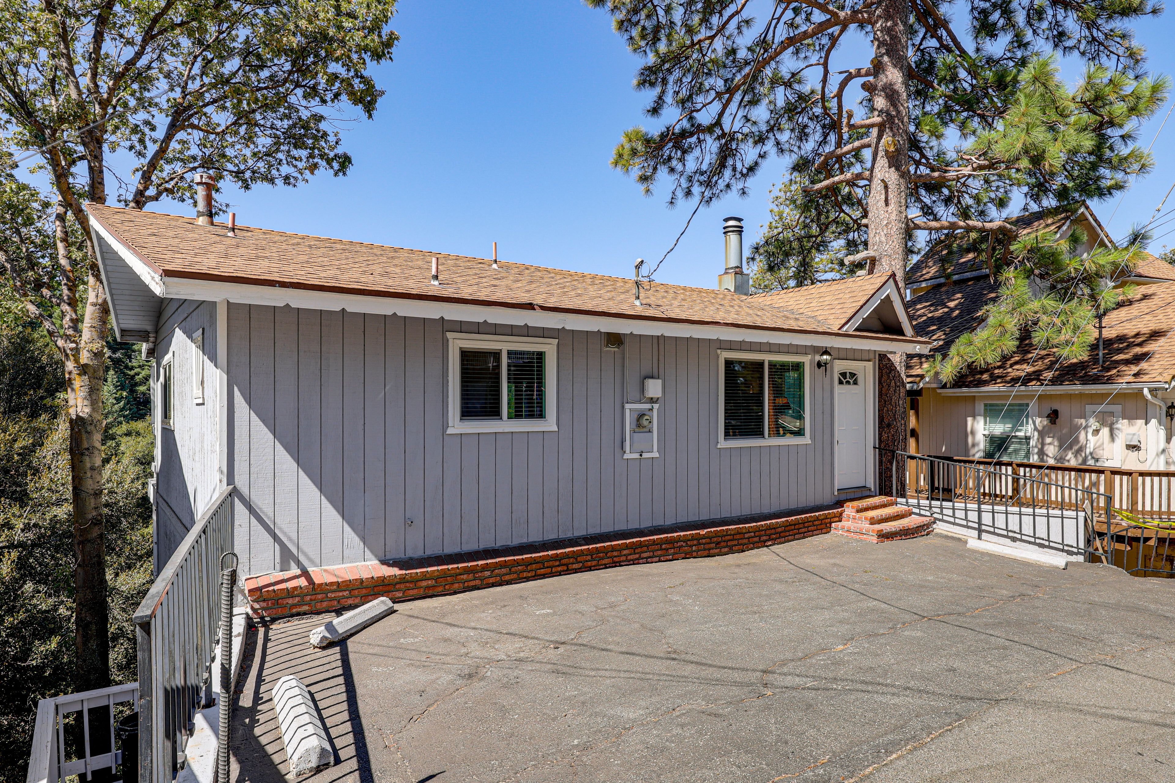 Exterior | Driveway (2 Vehicles)
