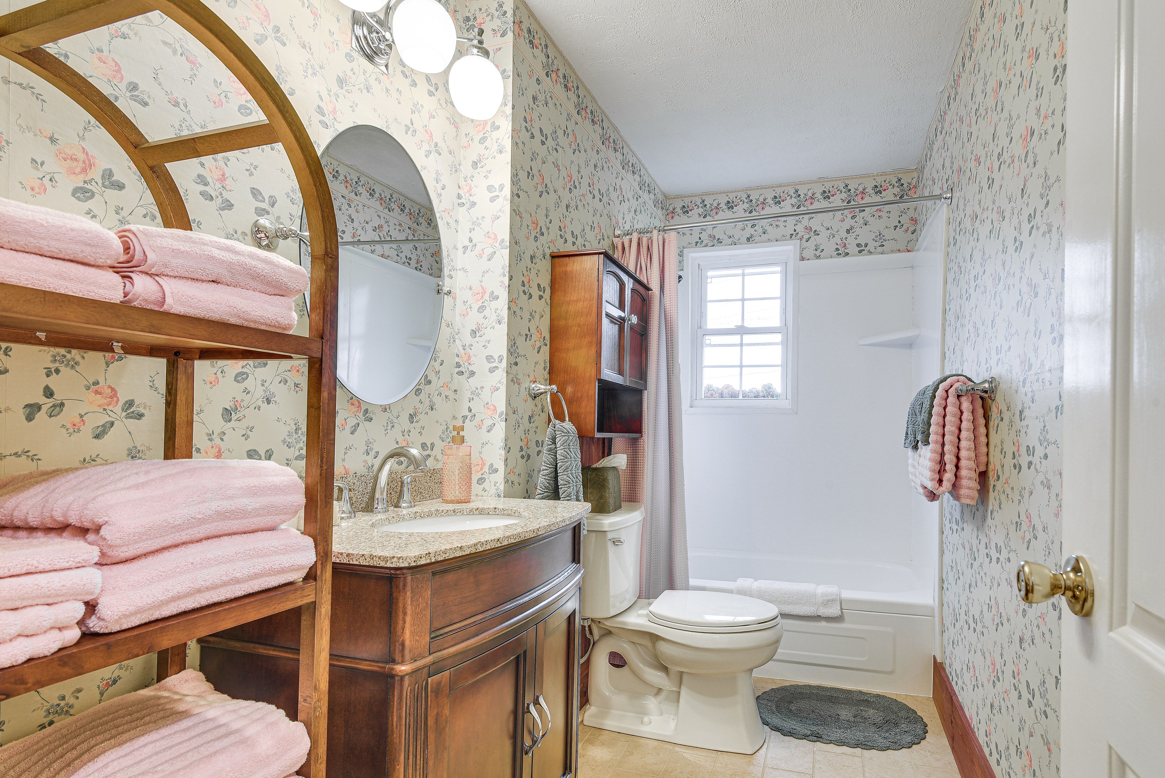 Full Bathroom | 2nd Floor