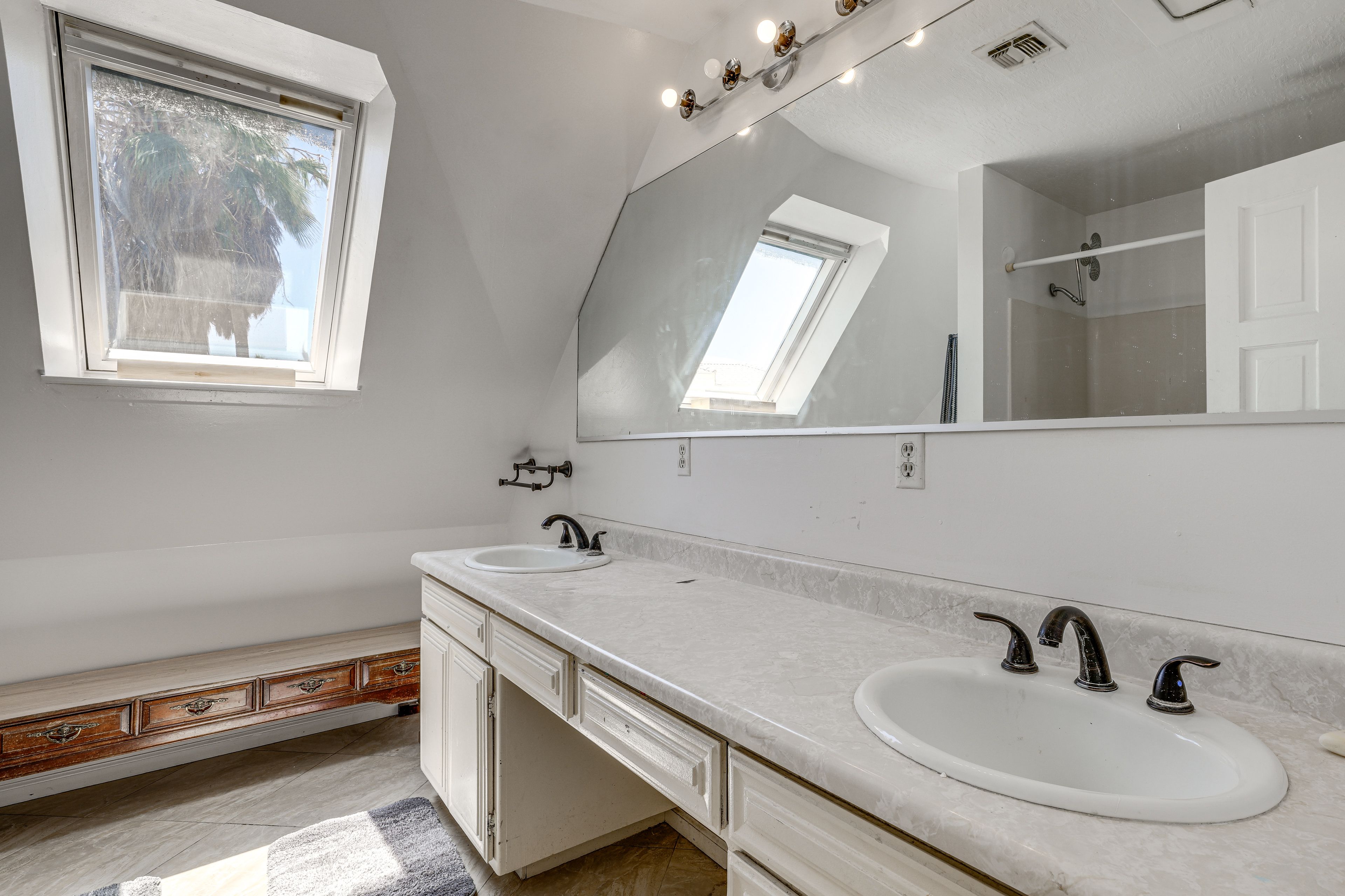 Full Bathroom | Upper Level