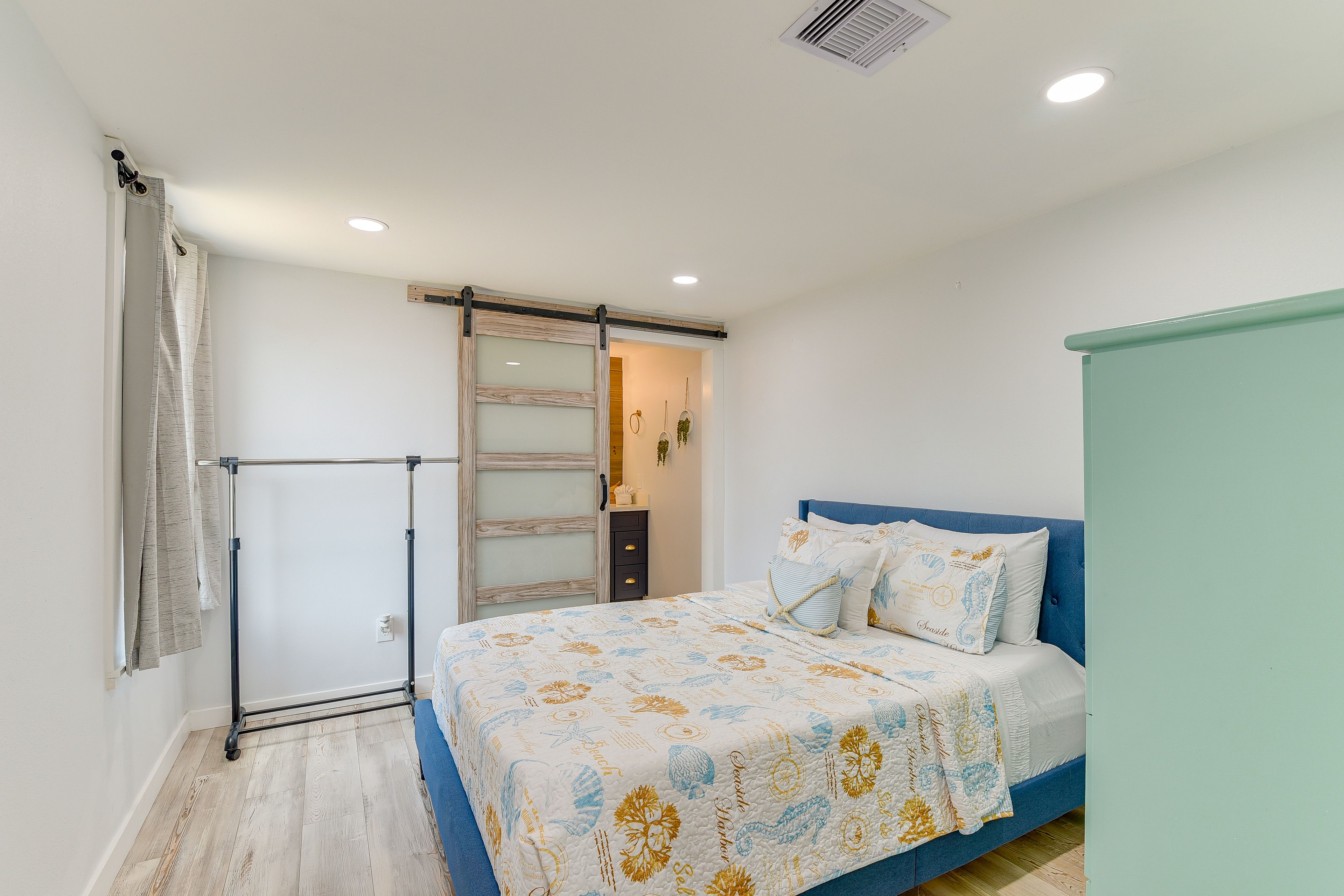 Bedroom 1 | Queen Bed