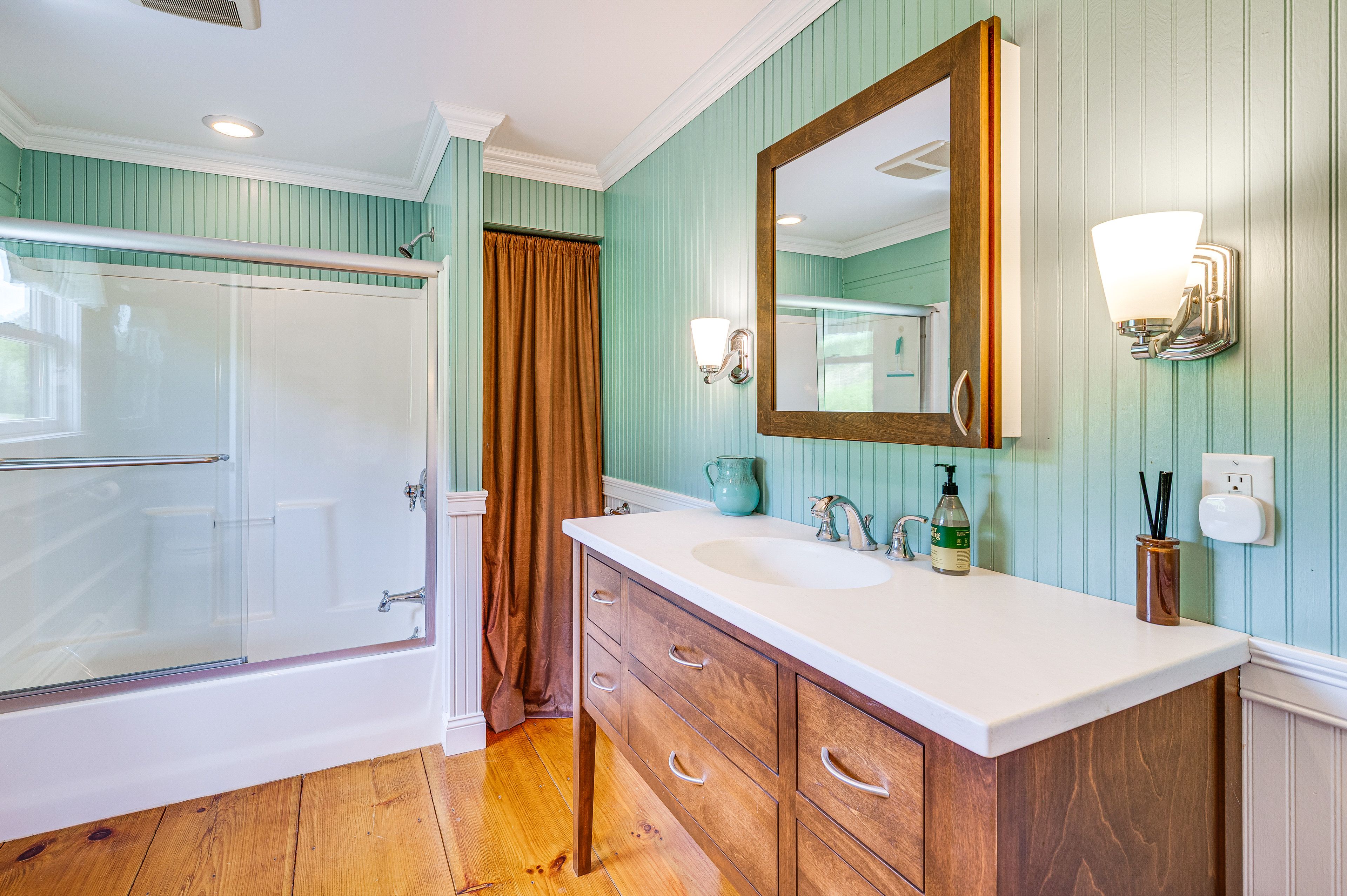 Bathroom | 2nd Floor