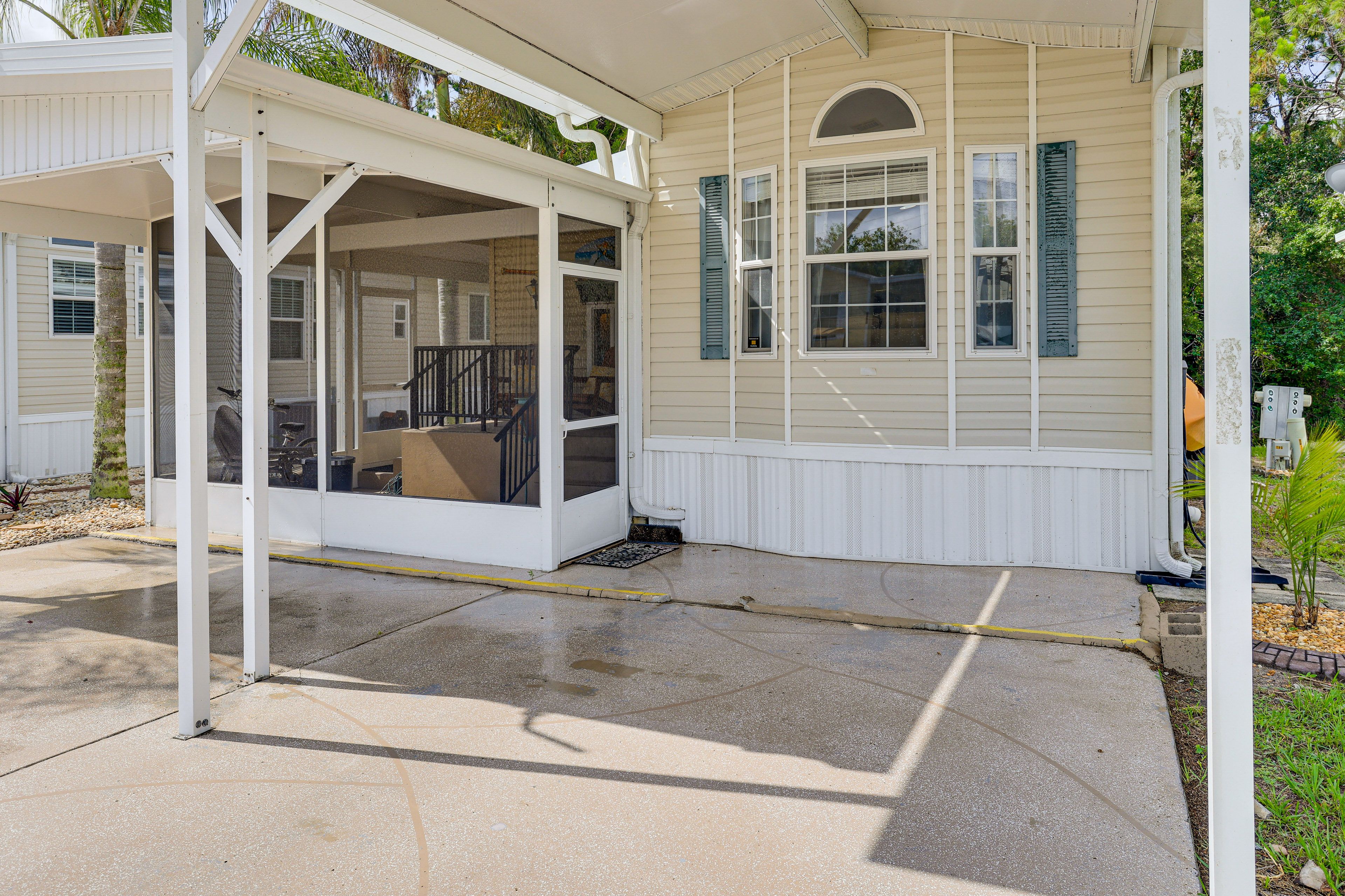 Parking | Carport (1 Vehicle) | Driveway (1 Vehicle)