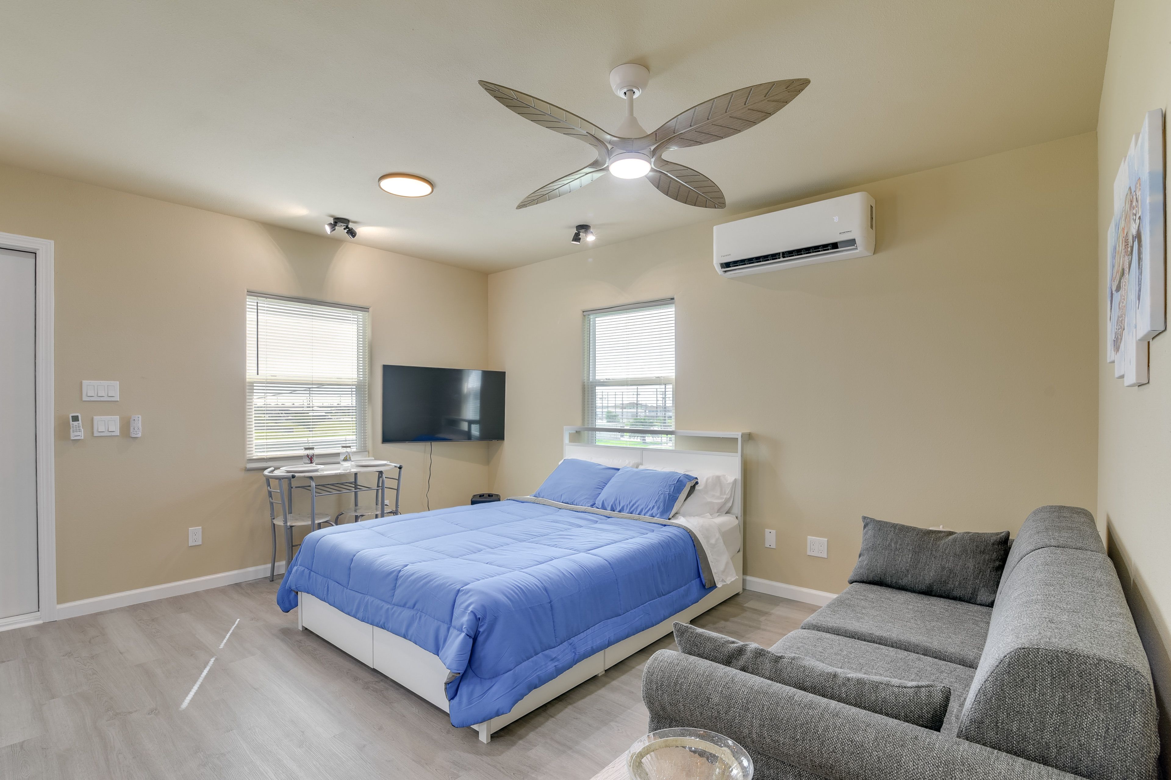 Living Room | Full Sleeper Sofa | Queen Bed