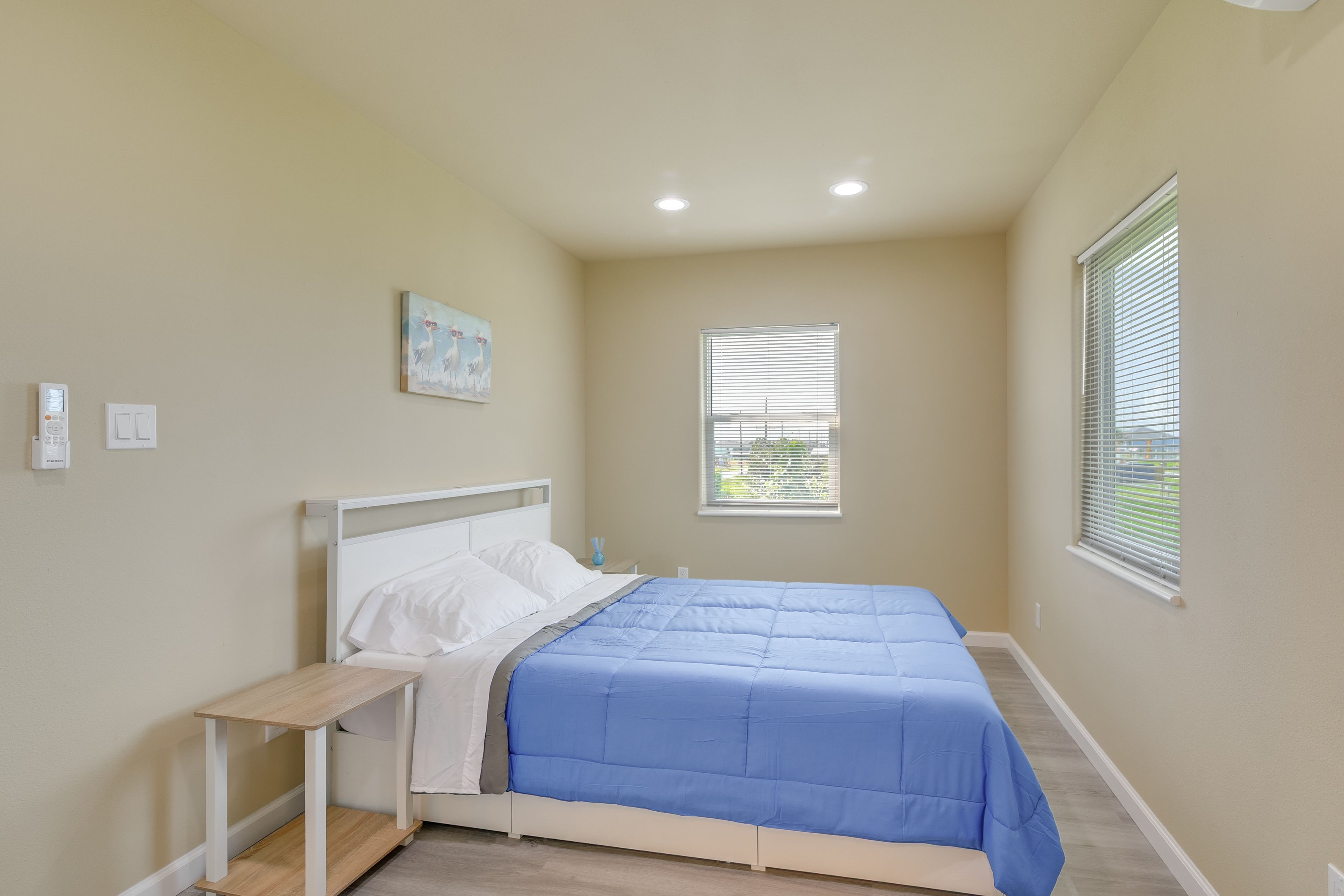 Bedroom | Queen Bed