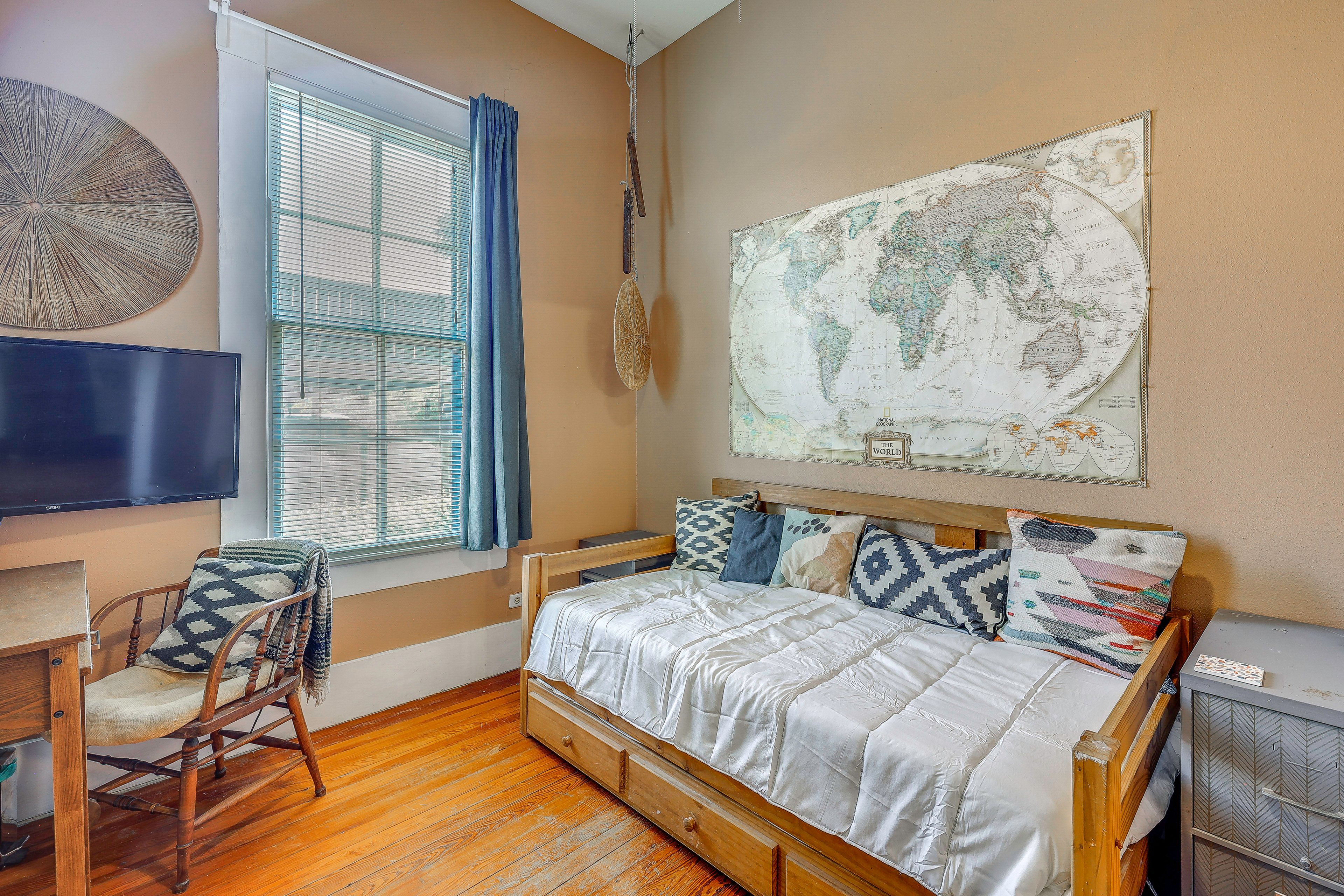Bedroom 4 | Twin Daybed w/ Twin Trundle