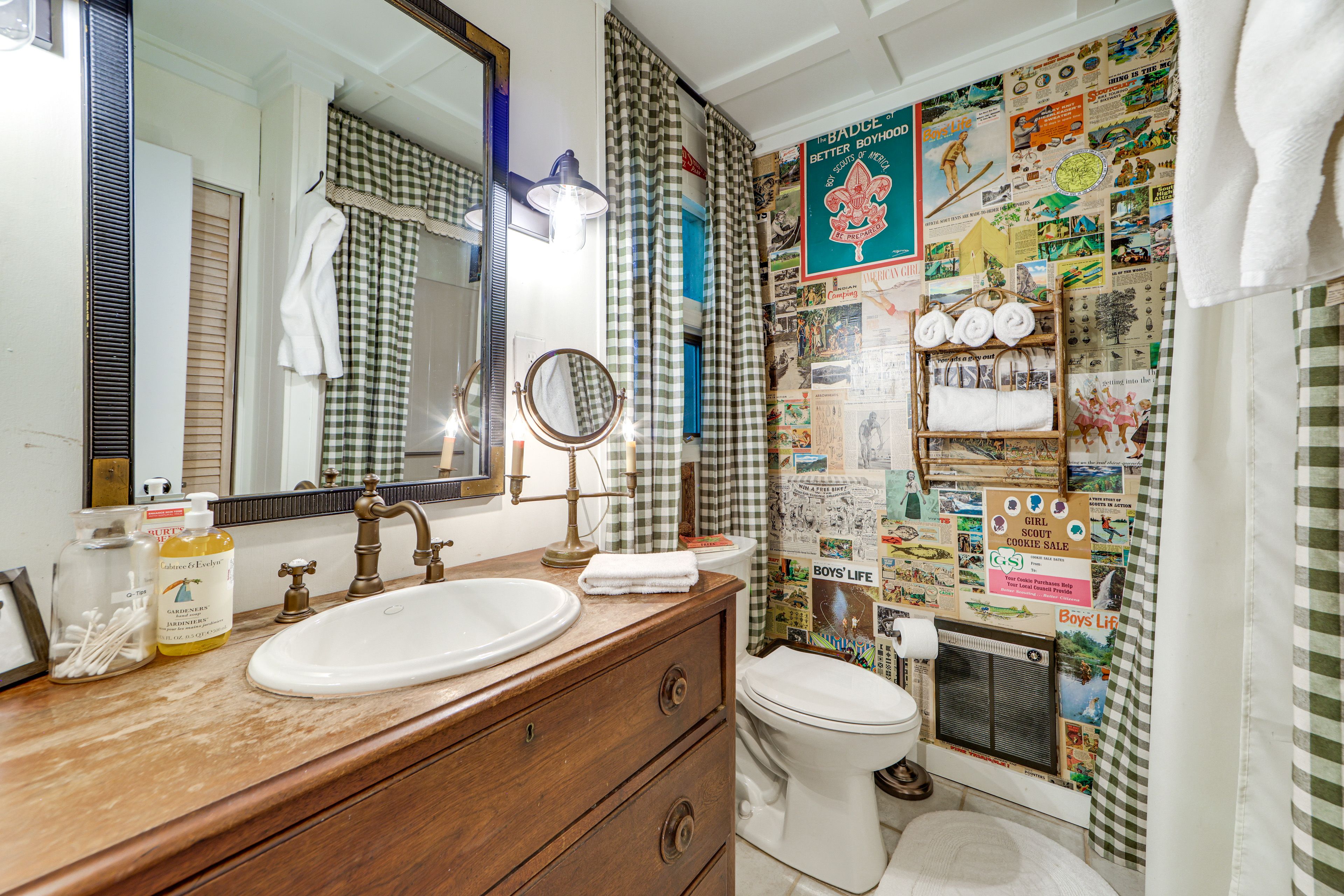 Full Bathroom | Towels & Linens Provided | 2nd Floor