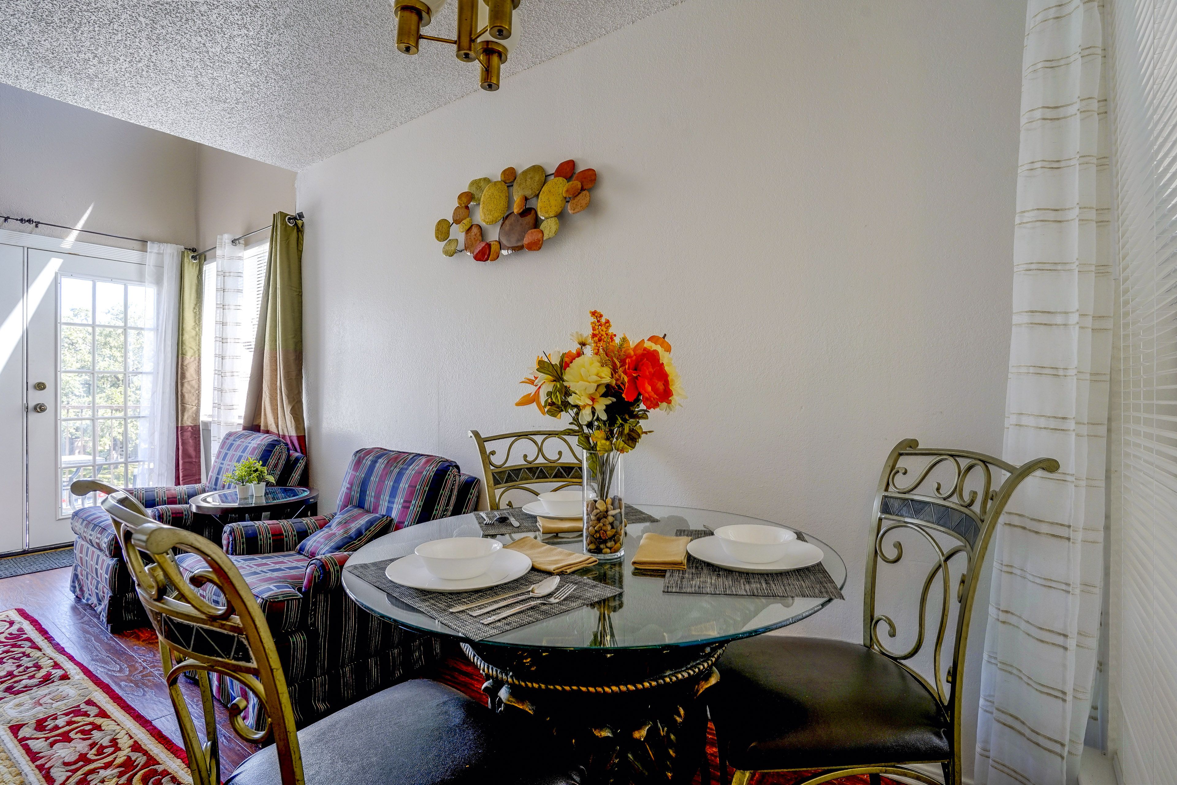 Dining Area | Dishes & Flatware Provided | Main Floor