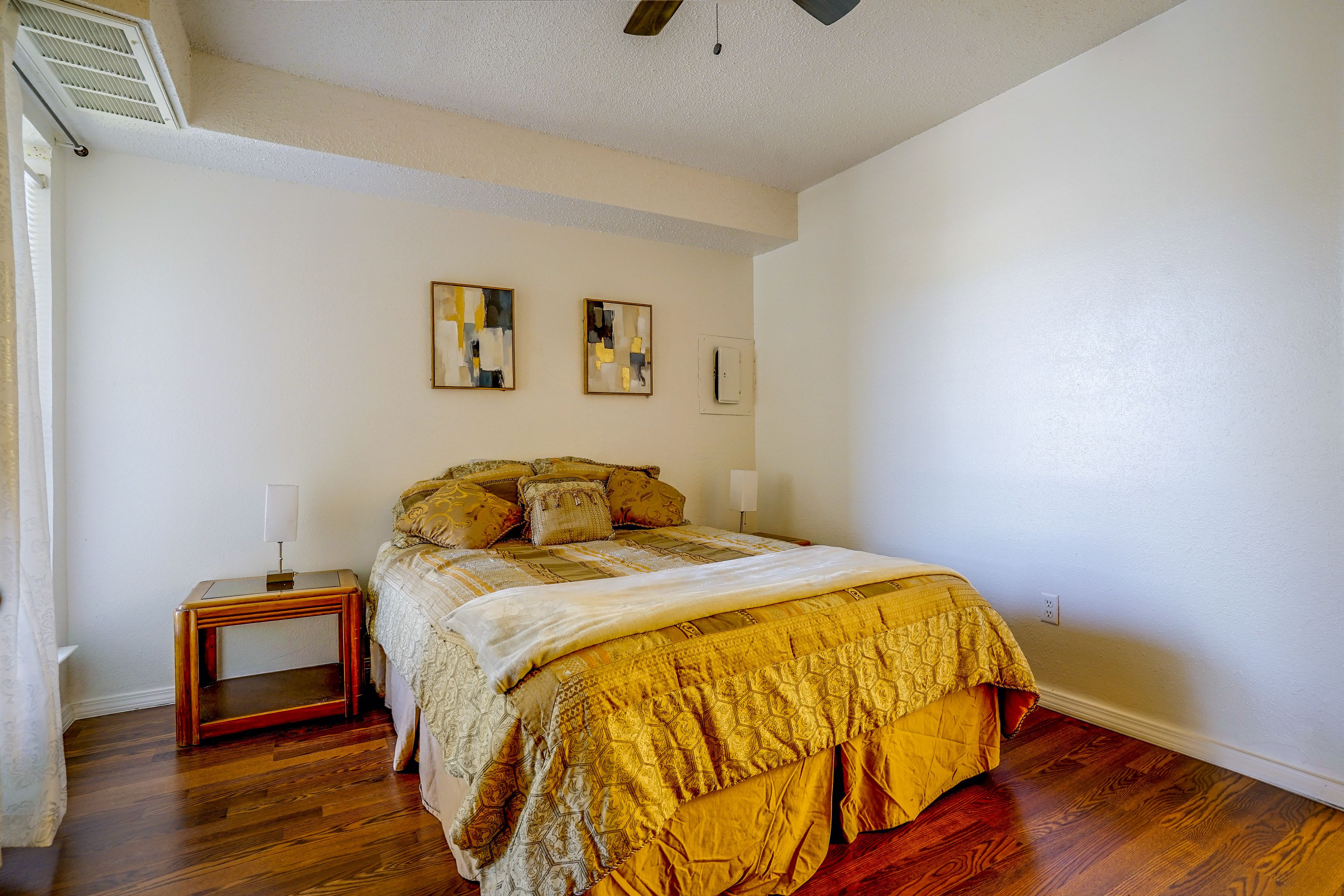 Bedroom | Queen Bed | Main Floor