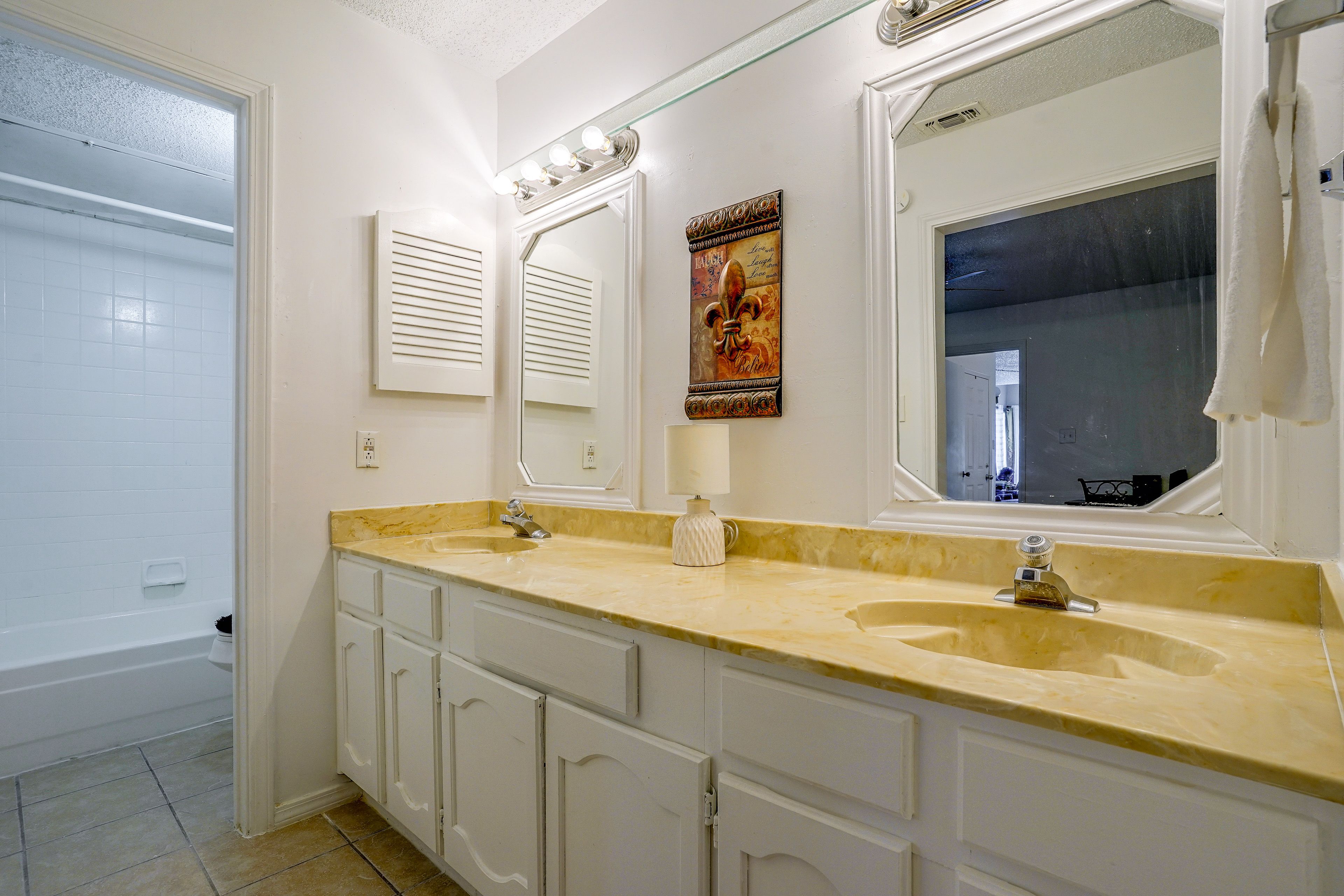 Full Bathroom | Towels & Linens Provided | Washer & Dryer | Main Floor