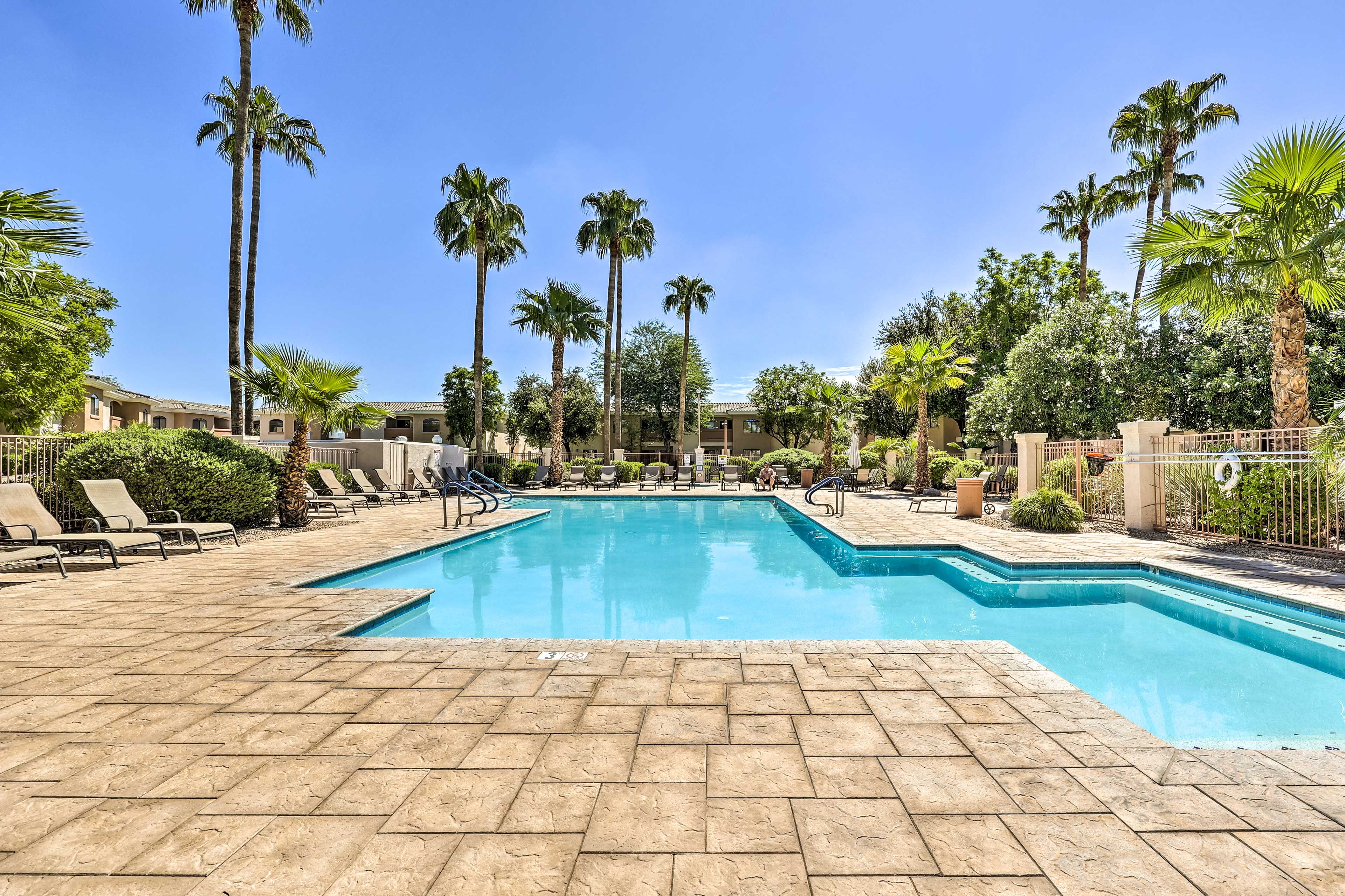 Phoenix Vacation Rentals | 4 Total BRs | 4 Total BAs | 1,100-Sq-Ft Units (2)