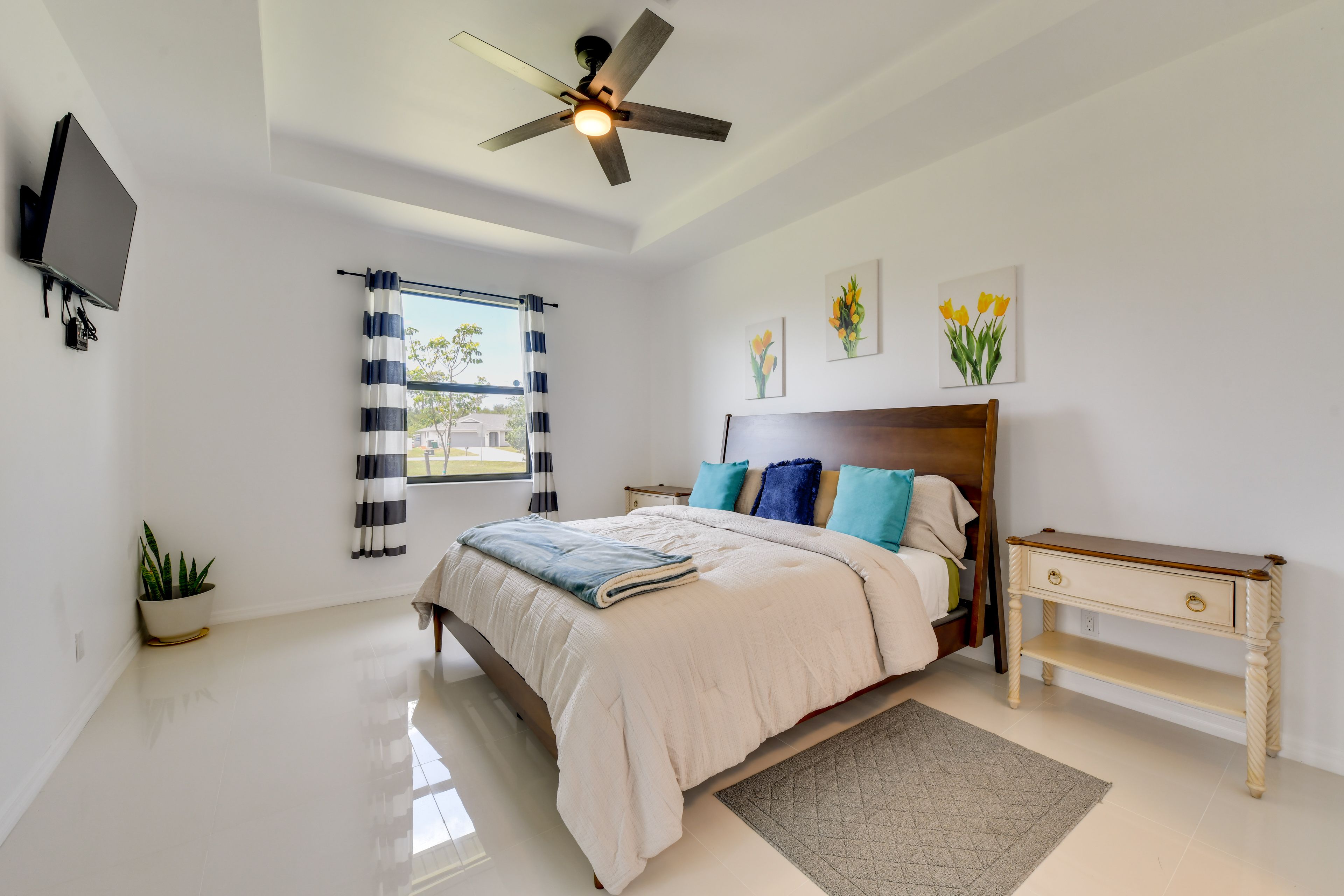 Bedroom 1 | King Bed