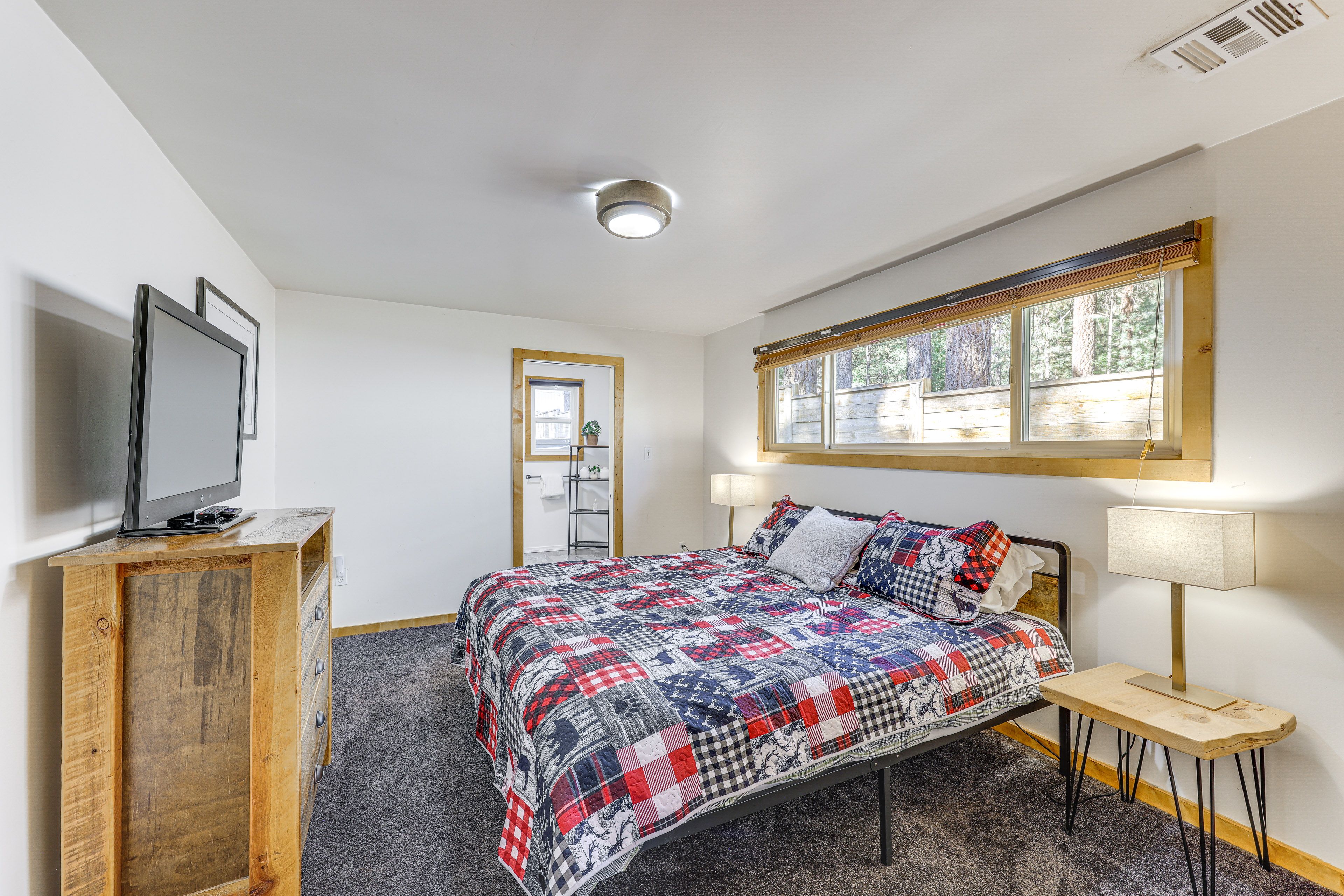 Bedroom 1 | Queen Bed