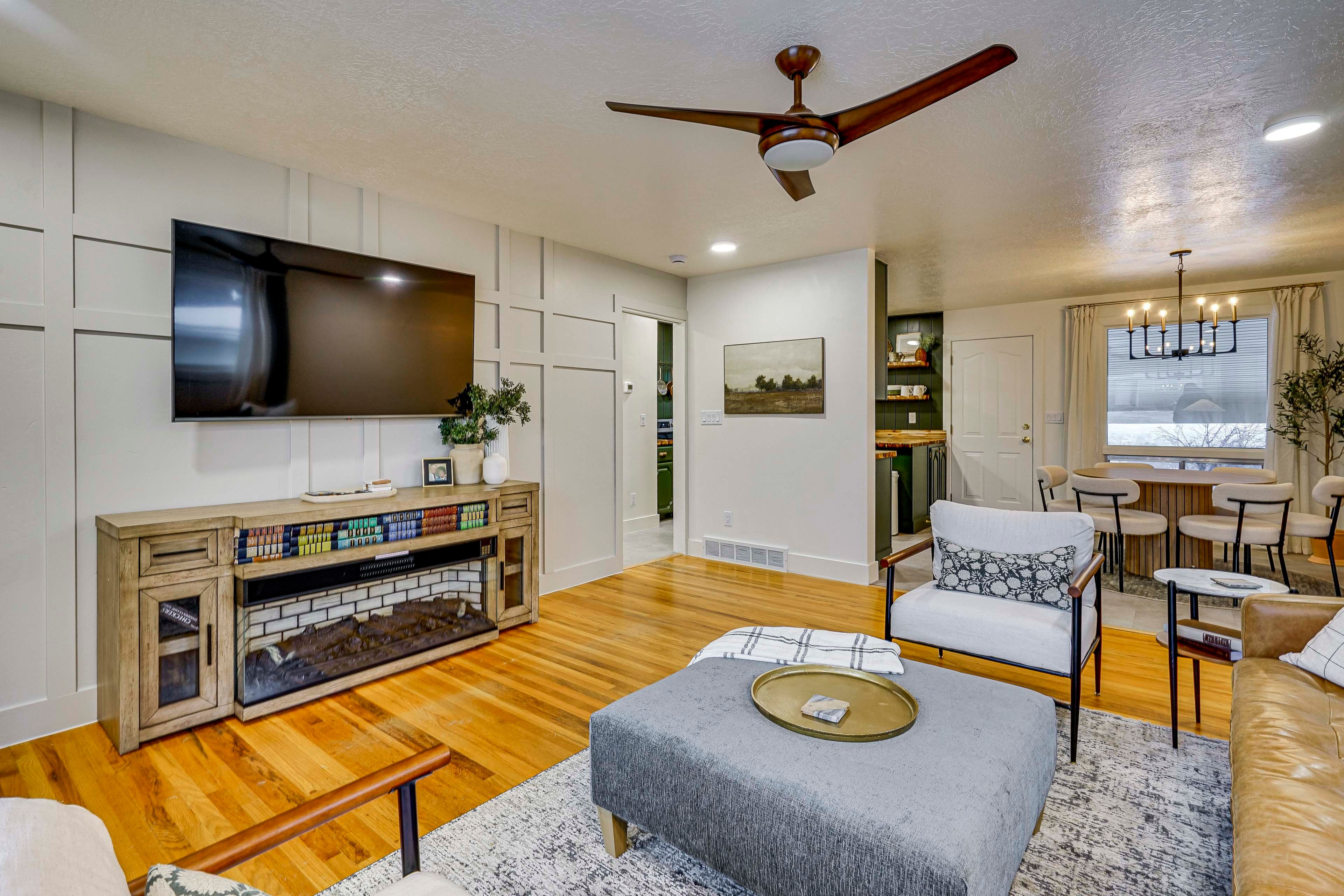 Living Room | Smart TV | Fireplace